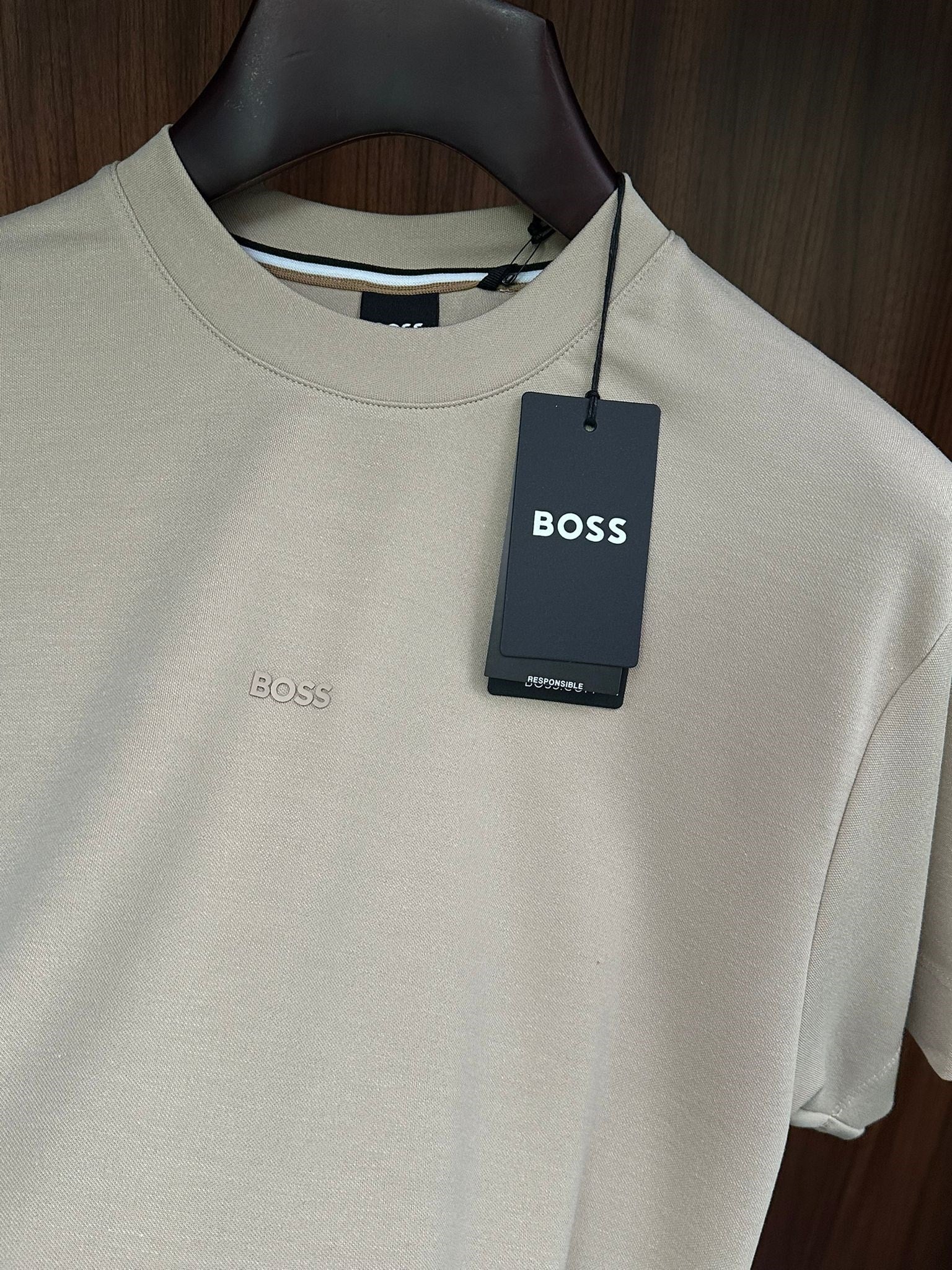 Göğüs Marka Yazılı Modal Kumaş T-Shirt