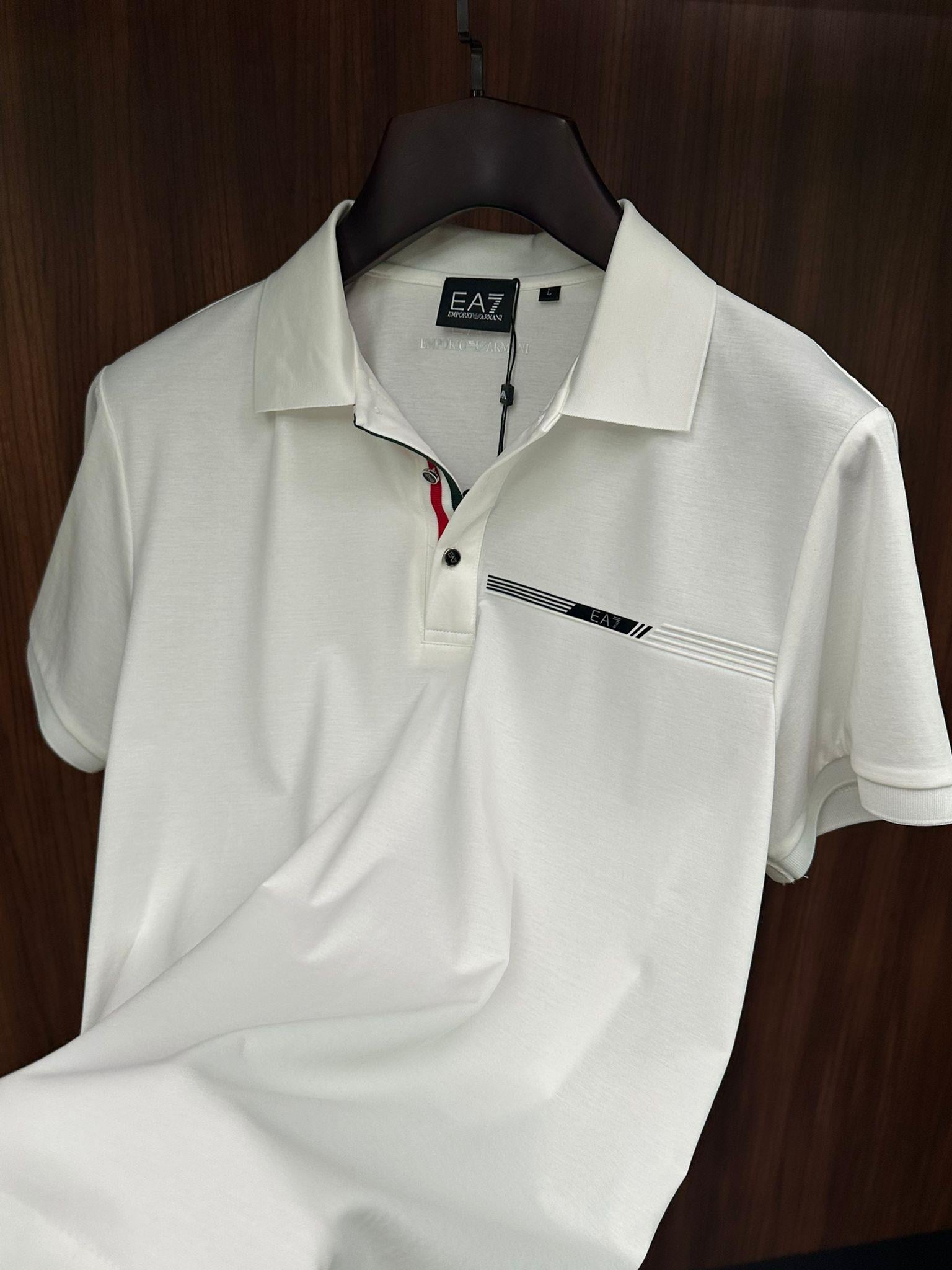 Göğüs Şerit Logo Detaylı Yakalı T-Shirt