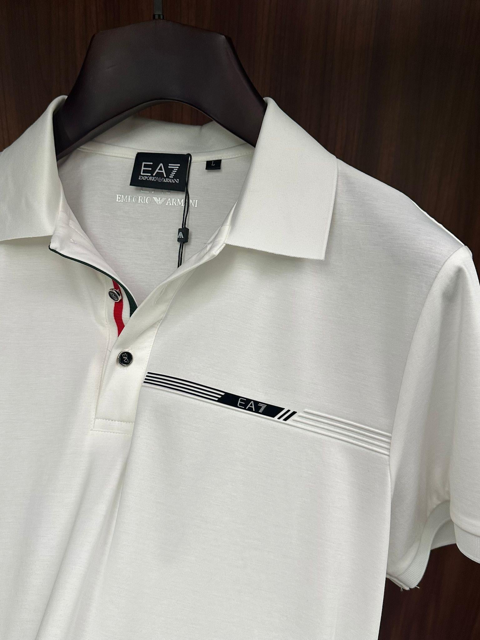 Göğüs Şerit Logo Detaylı Yakalı T-Shirt