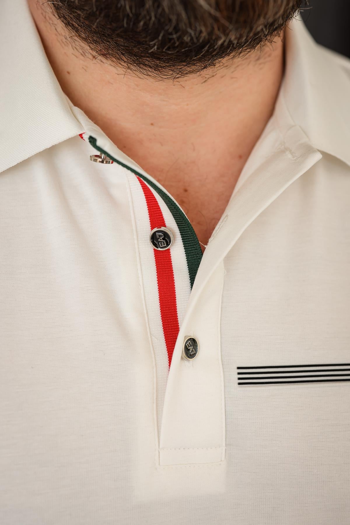 Göğüs Şerit Logo Detaylı Yakalı T-Shirt