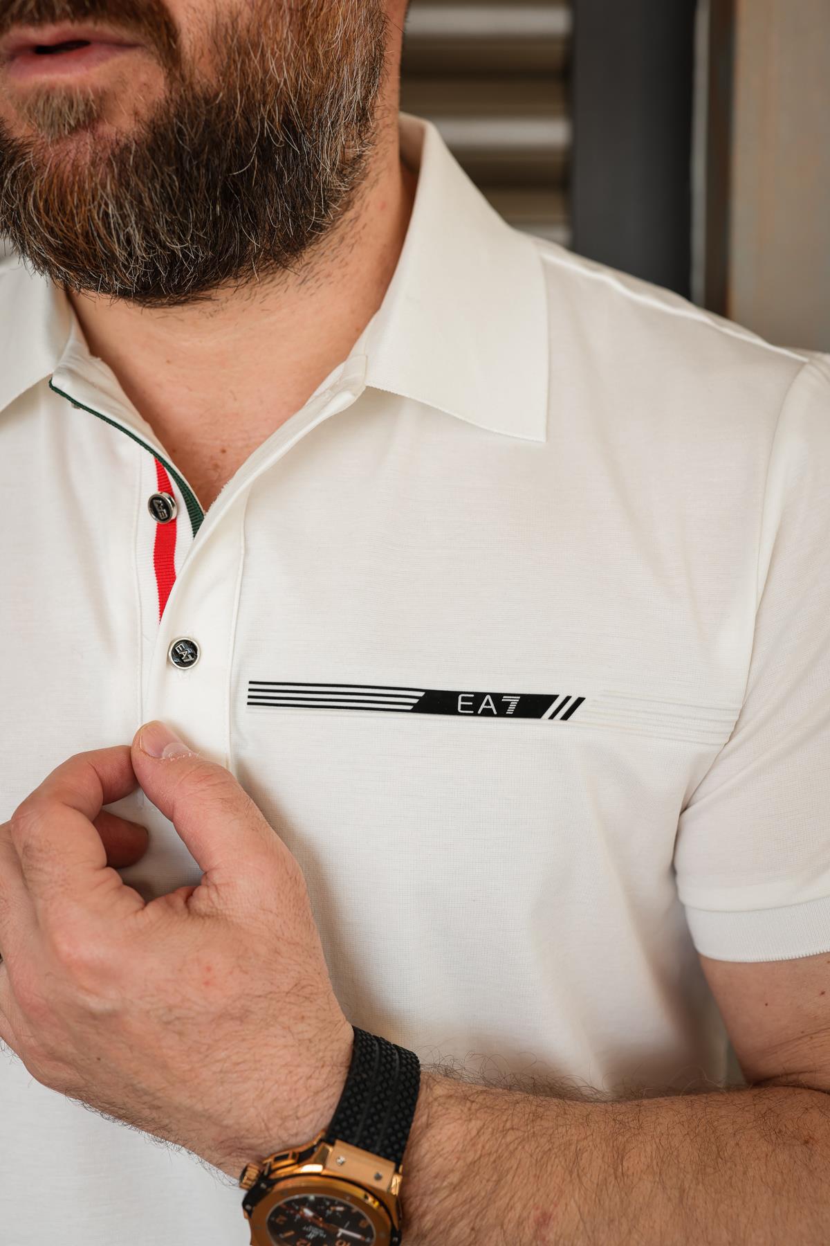Göğüs Şerit Logo Detaylı Yakalı T-Shirt
