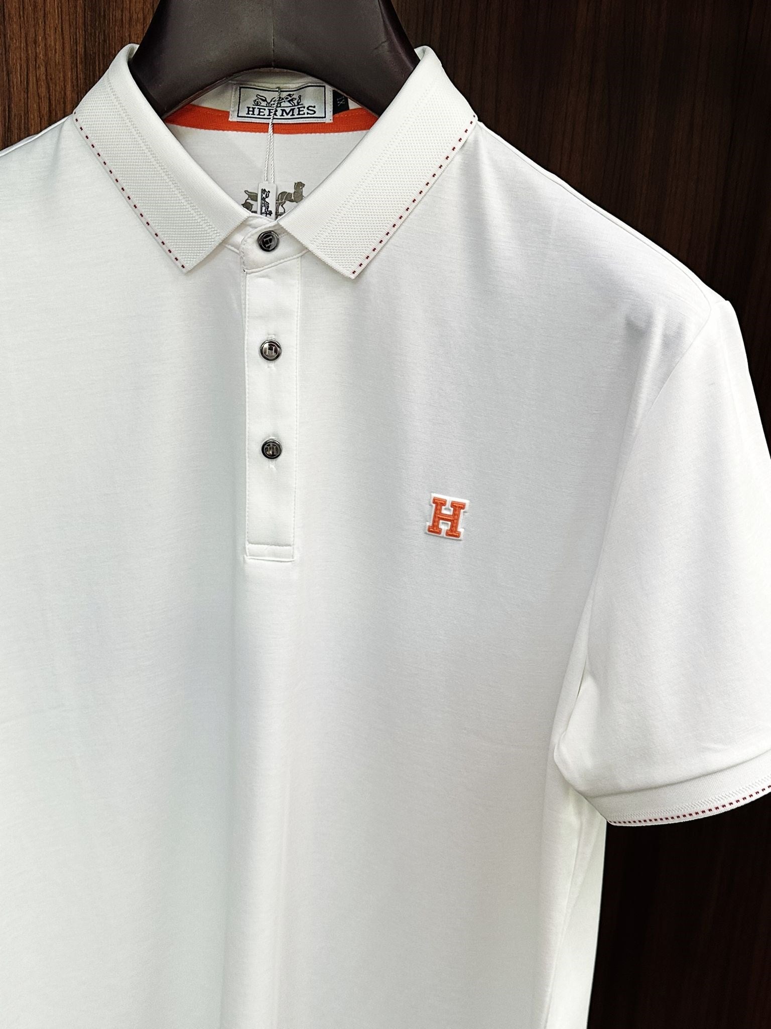 Kabartma Silikon Logolu Yakalı T-Shirt