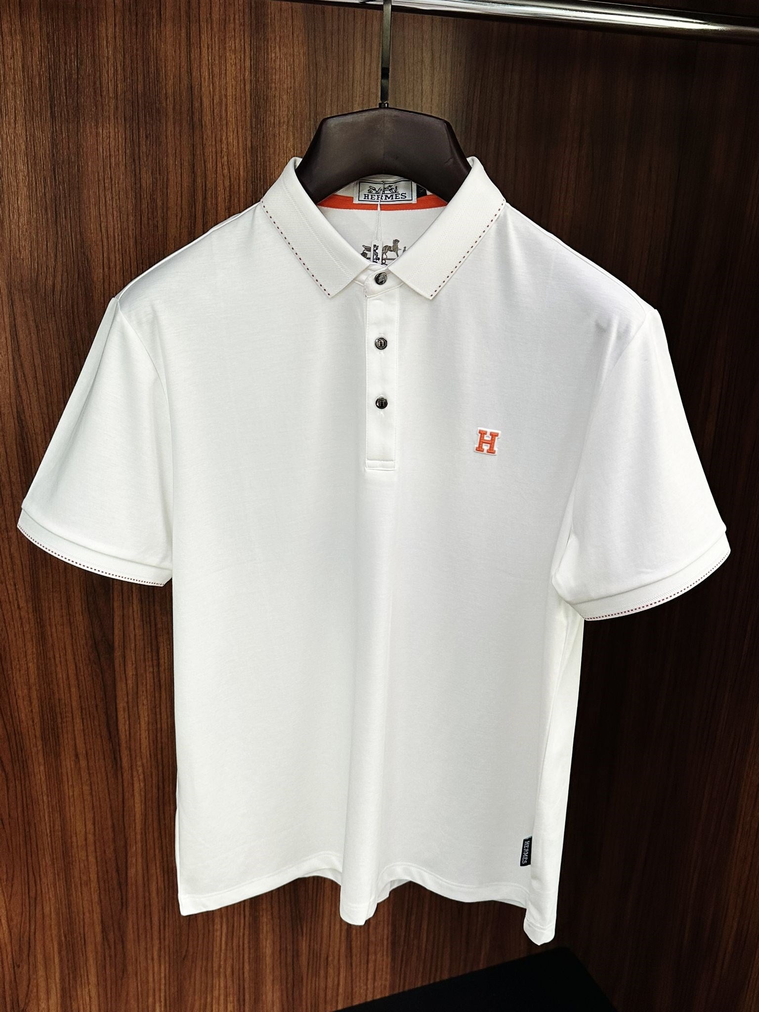 Kabartma Silikon Logolu Yakalı T-Shirt