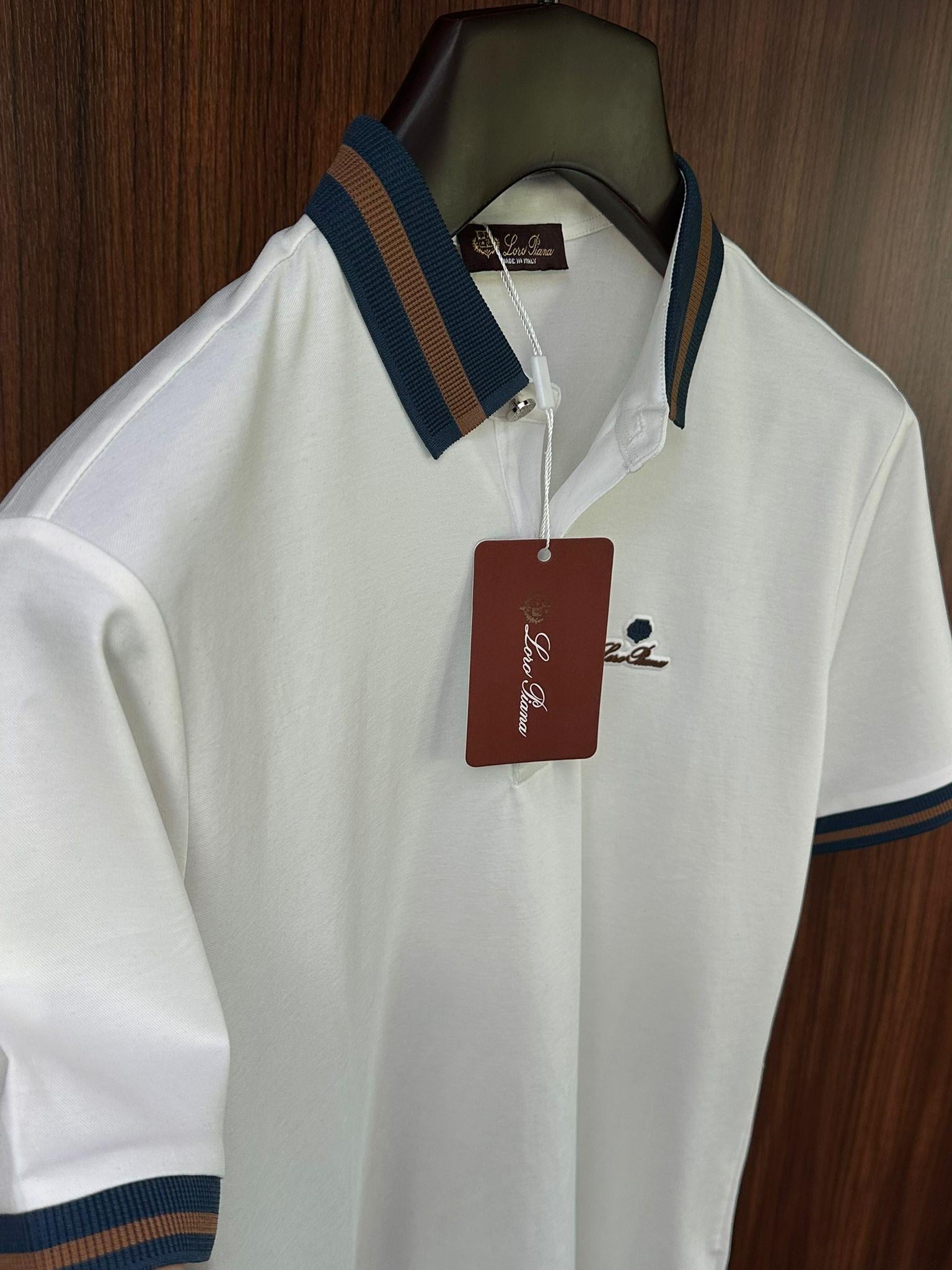 Plastik Logolu Yaka Ve Kol Detaylı Yakalı T-Shirt