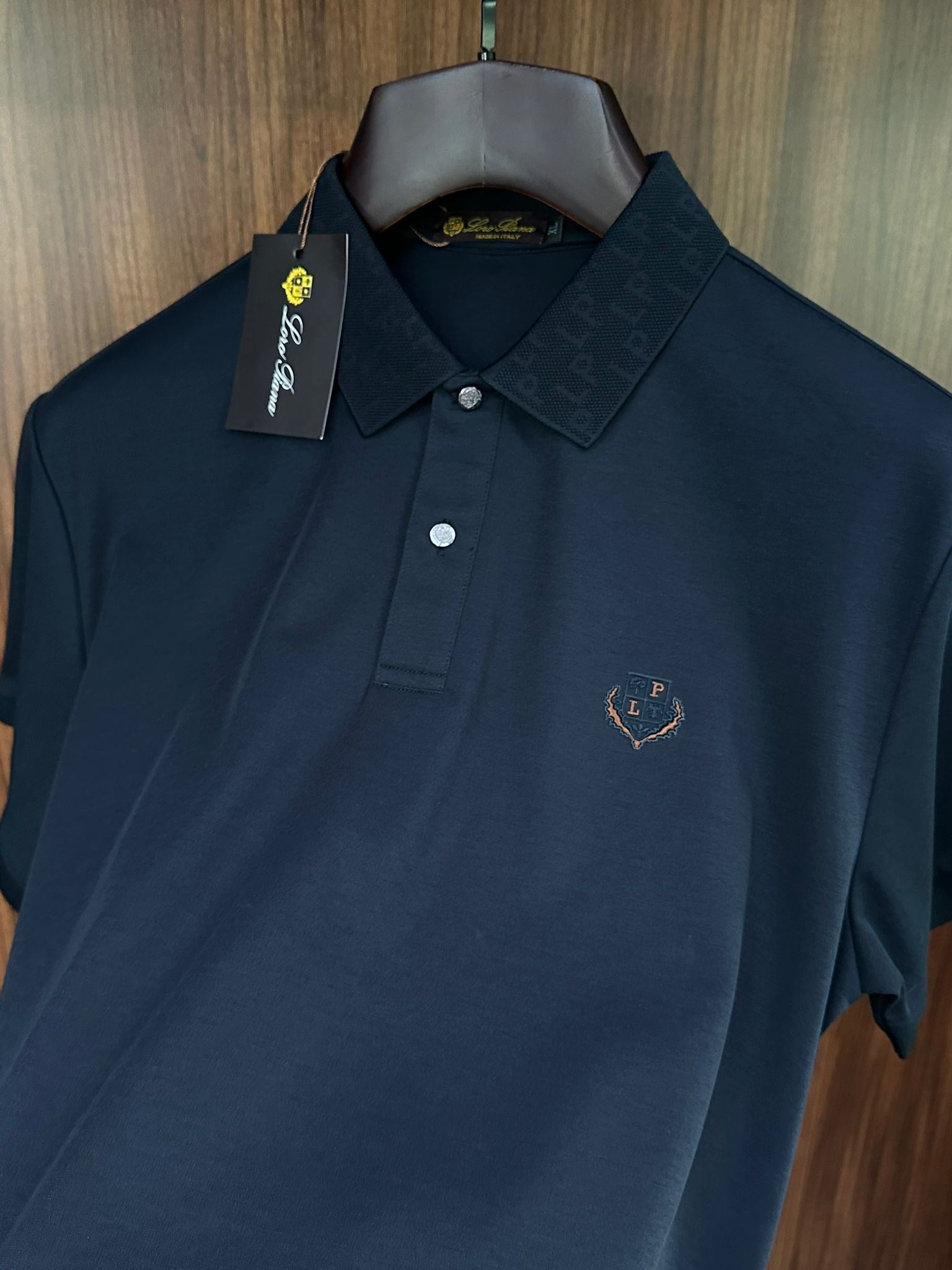 Silikon Kabartma Logolu Yaka Detaylı T-Shirt