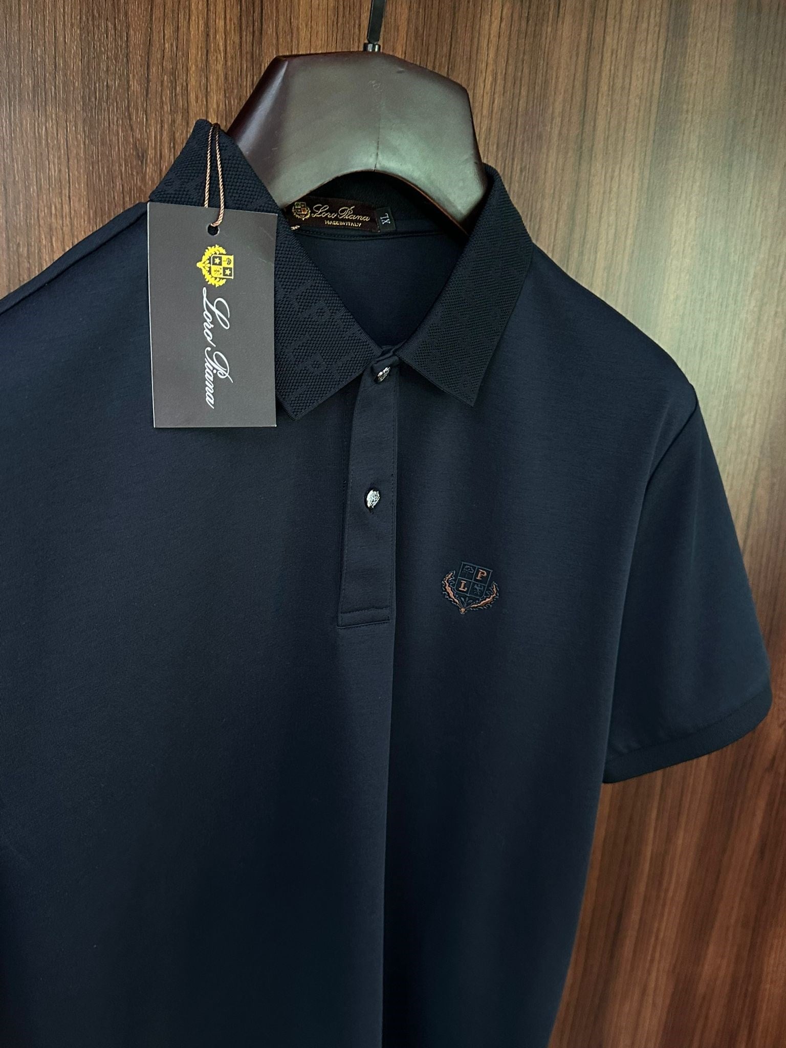 Silikon Kabartma Logolu Yaka Detaylı T-Shirt