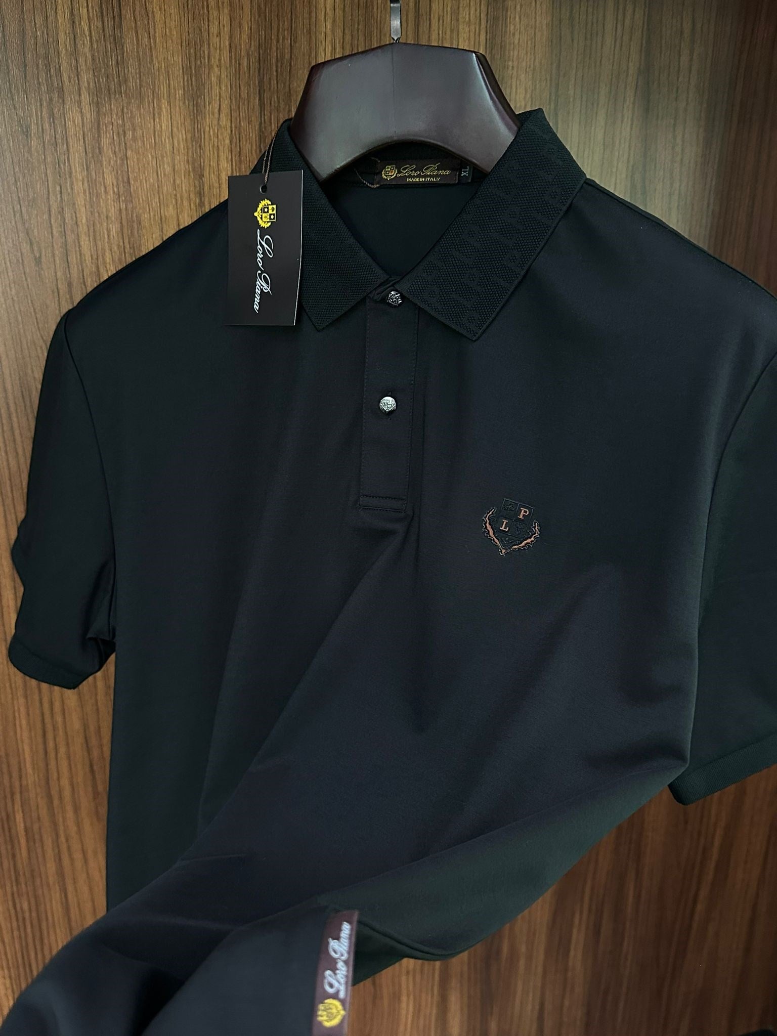 Silikon Kabartma Logolu Yaka Detaylı T-Shirt