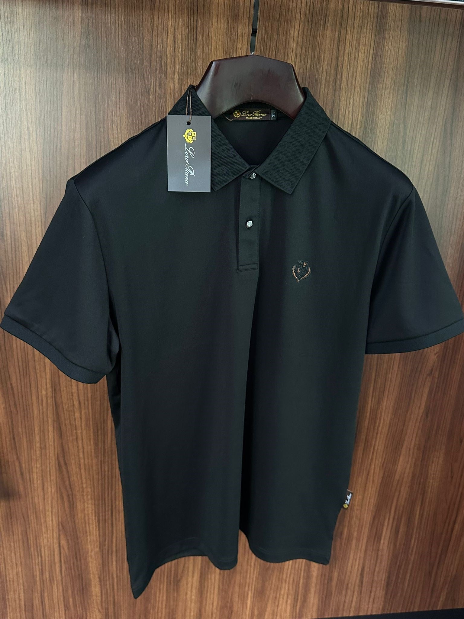 Silikon Kabartma Logolu Yaka Detaylı T-Shirt