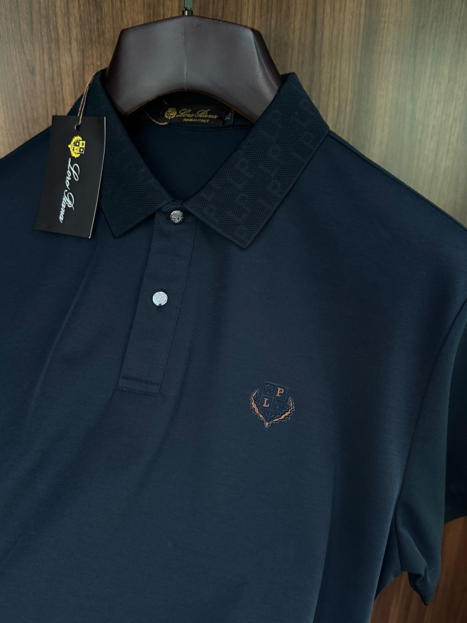 Silikon Kabartma Logolu Yaka Detaylı T-Shirt