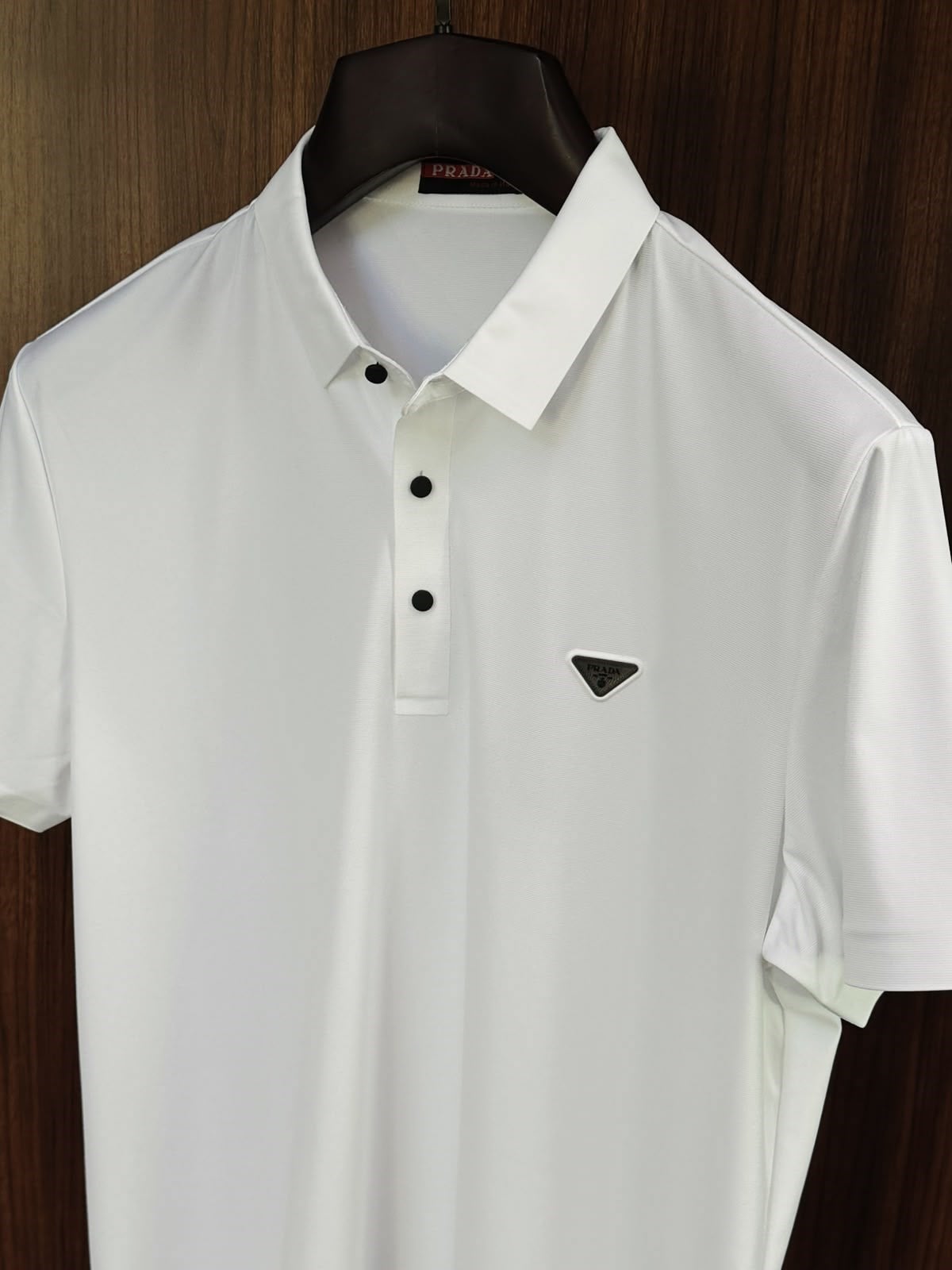 Slikon Gögüs Loglu Siyah Düğme Detaylı Modal Yakalı T-Shirt