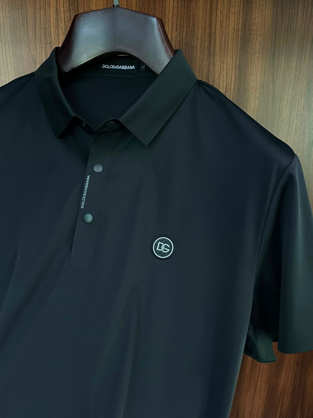 Slikon Gögüs Logolu Düğme Kapamalı Modal Yakalı T-Shirt