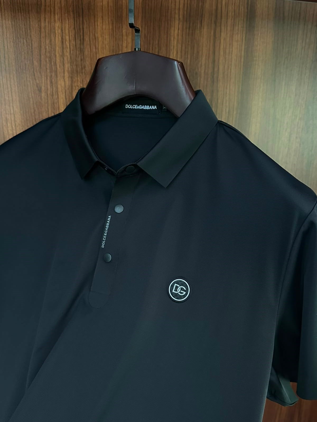 Slikon Gögüs Logolu Düğme Kapamalı Modal Yakalı T-Shirt