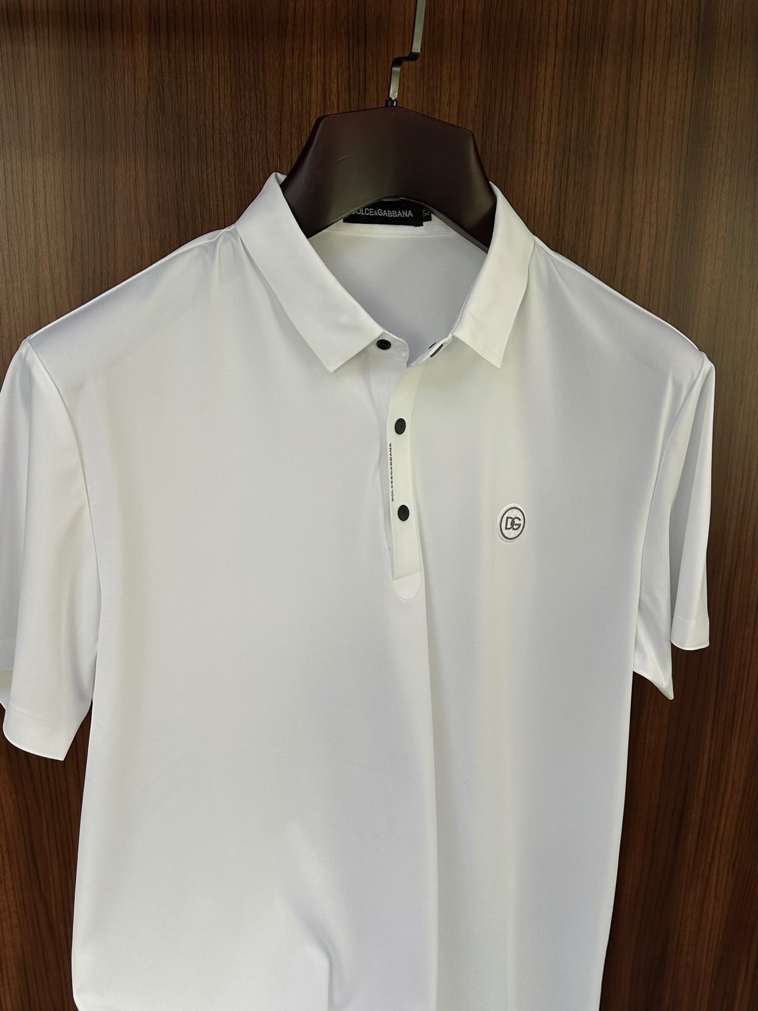Slikon Gögüs Logolu Düğme Kapamalı Modal Yakalı T-Shirt