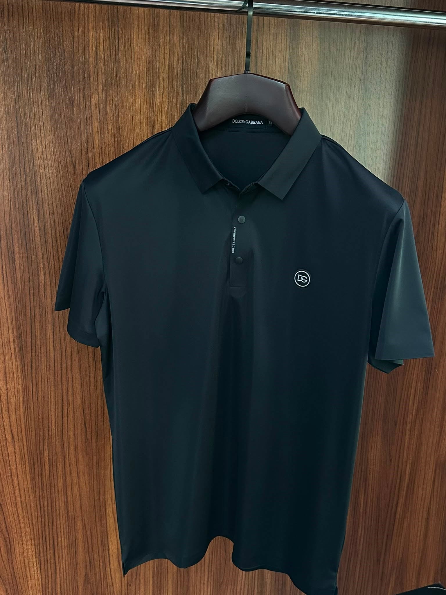Slikon Gögüs Logolu Düğme Kapamalı Modal Yakalı T-Shirt