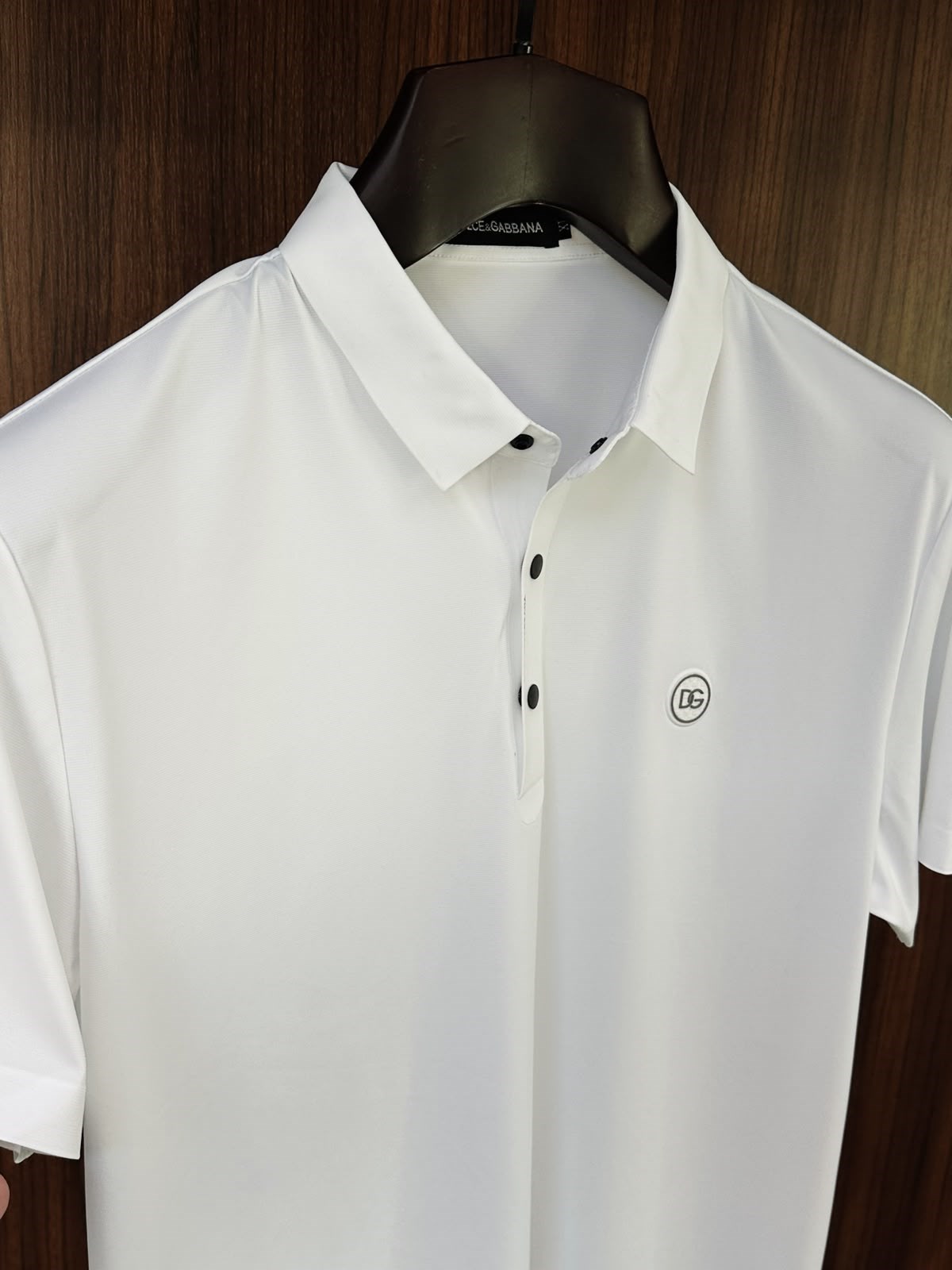 Slikon Gögüs Logolu Düğme Kapamalı Modal Yakalı T-Shirt