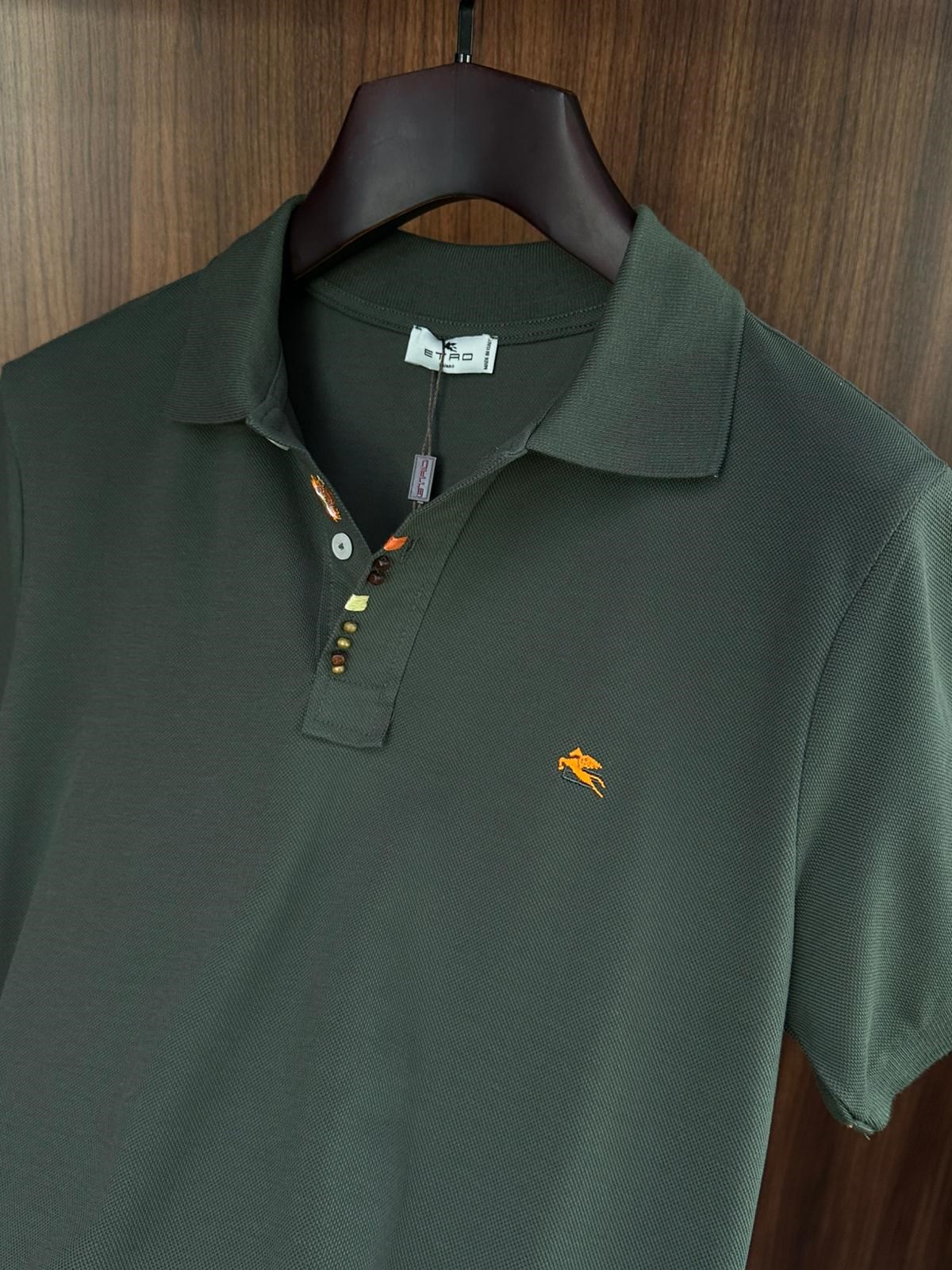 Nakış Armalı Boncuk Detaylı Yakalı T-Shirt
