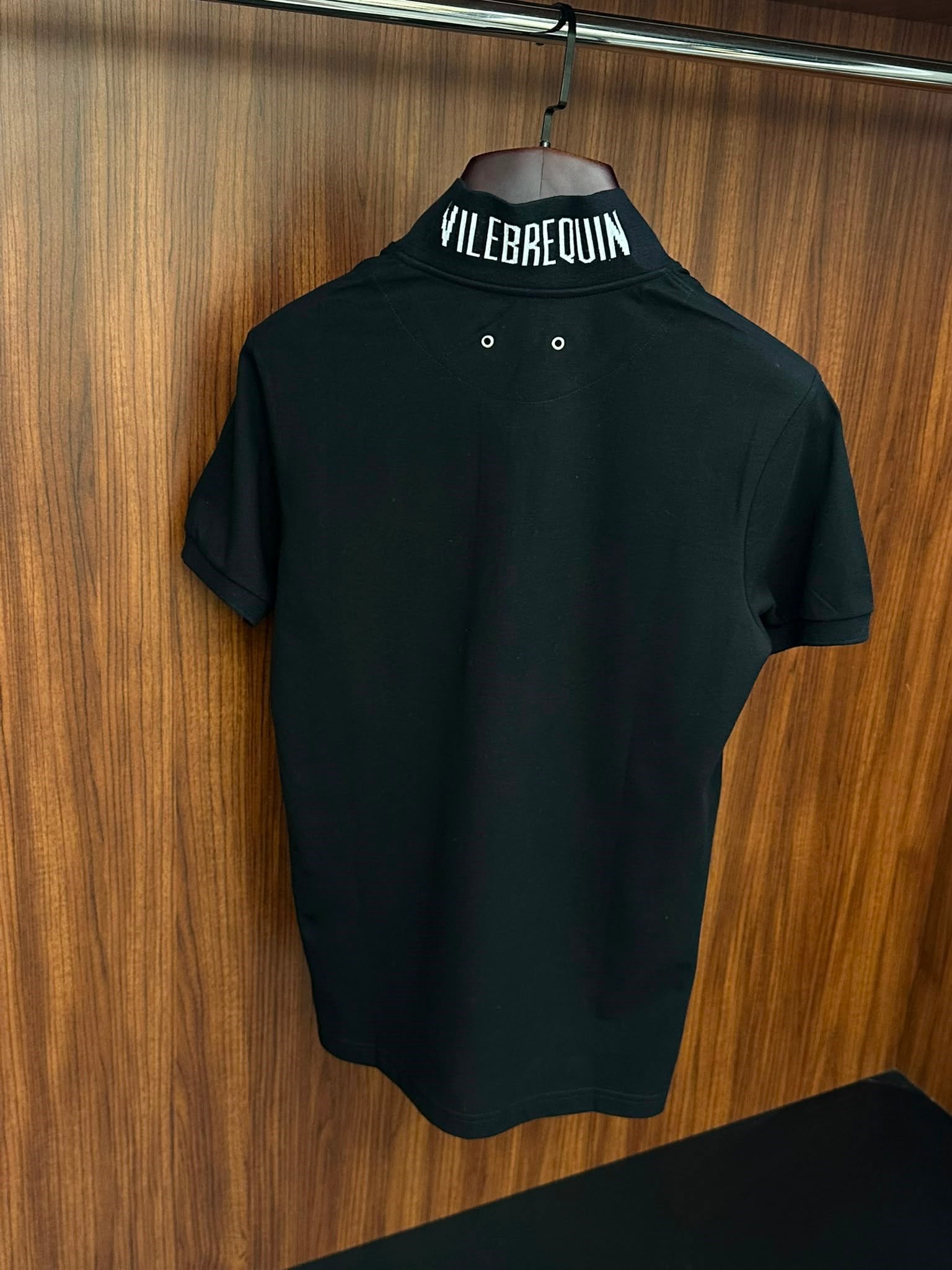 Nakış Logolu Ense Yazılı Yakalı T-Shirt