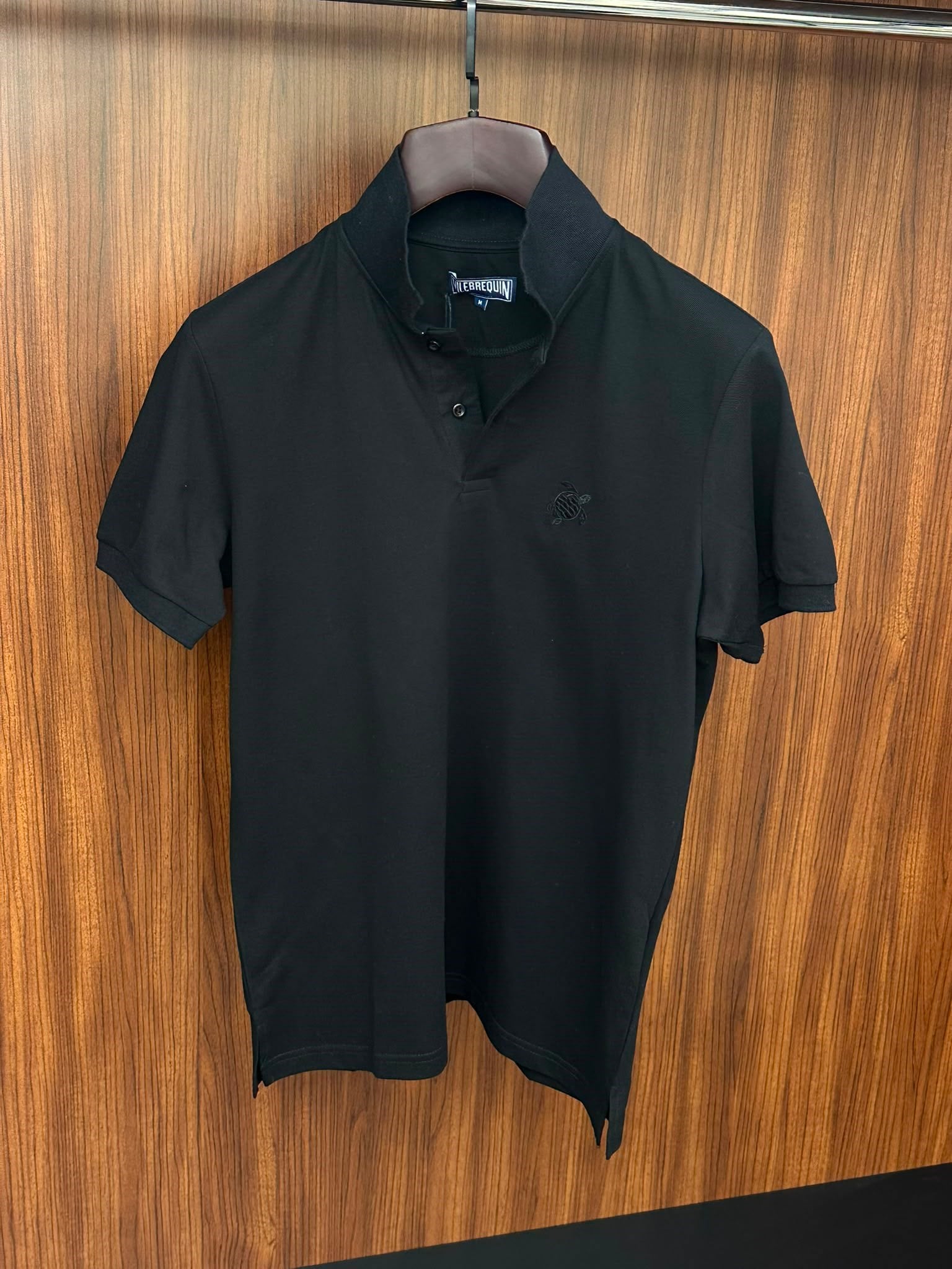 Nakış Logolu Ense Yazılı Yakalı T-Shirt