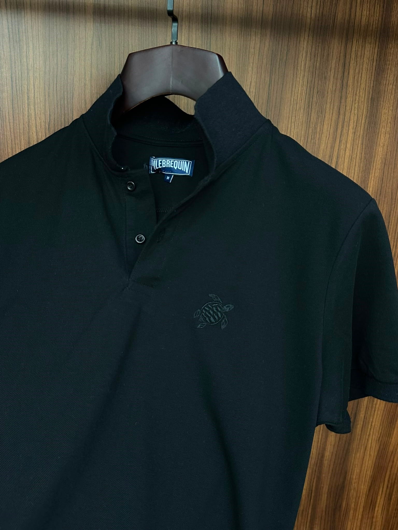 Nakış Logolu Ense Yazılı Yakalı T-Shirt