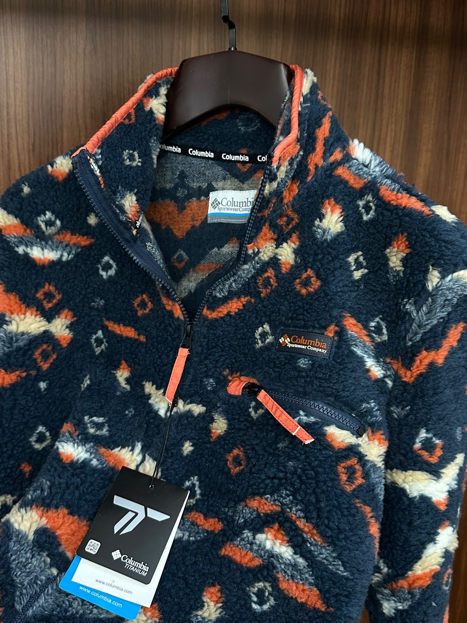 Slikon Göğüs Logolu Cep Detaylı Peluş Ceket