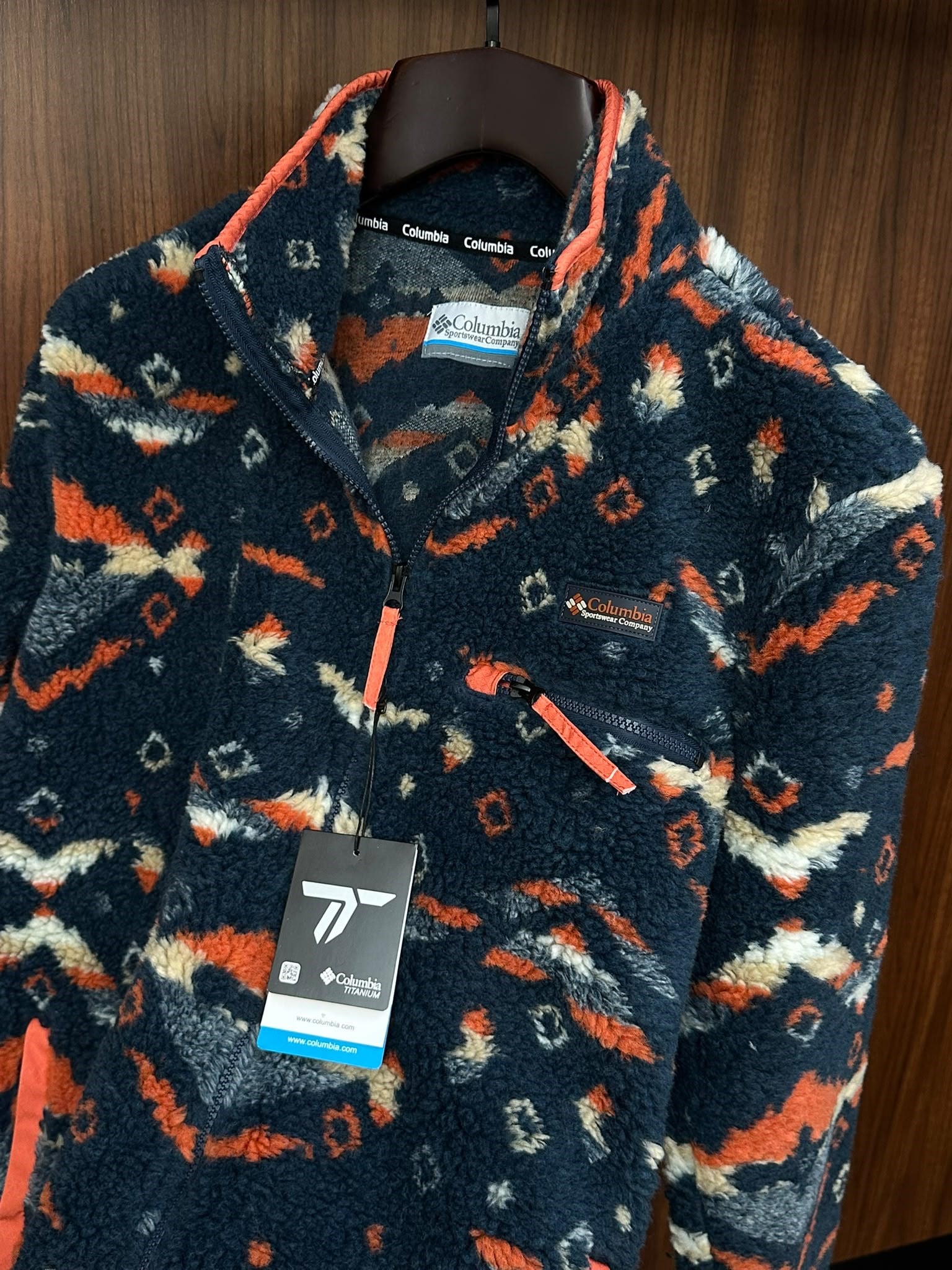 Slikon Göğüs Logolu Cep Detaylı Peluş Ceket