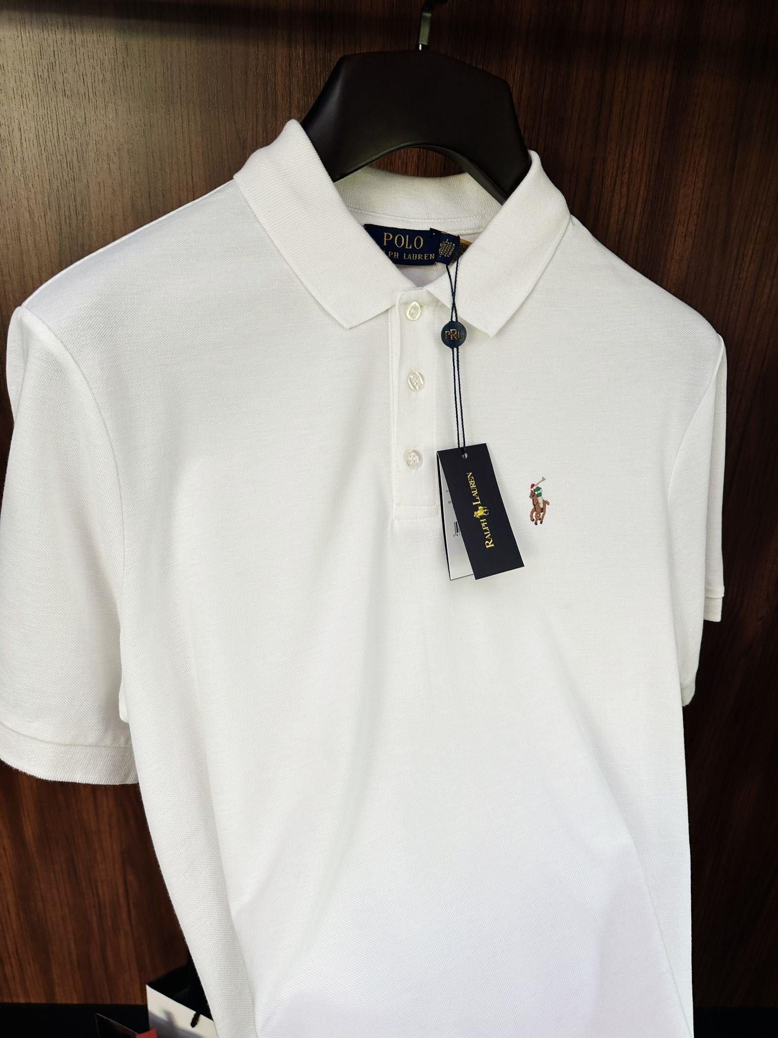 Göğüs Nakış Logolu Yakalı T-Shirt