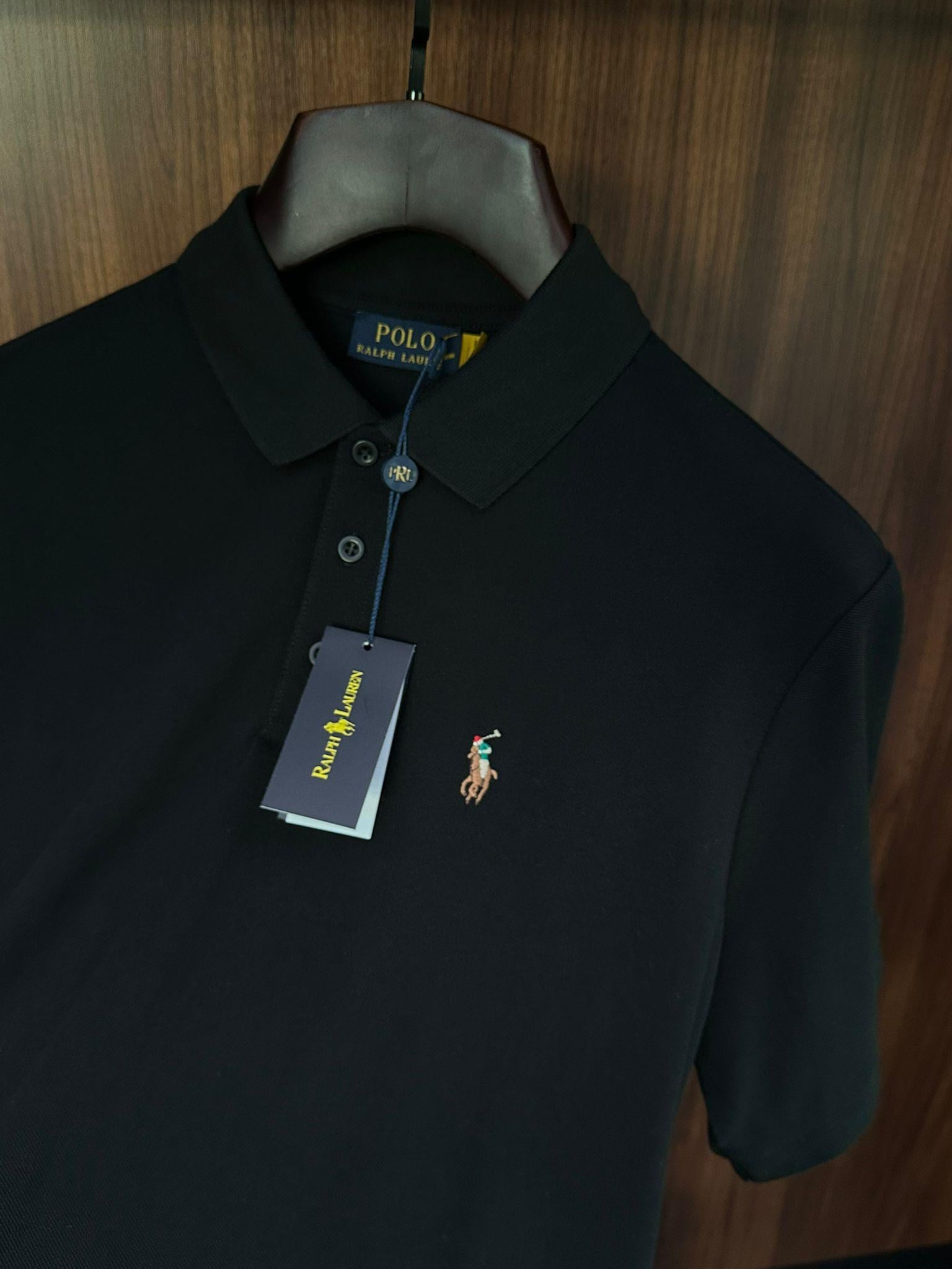 Göğüs Nakış Logolu Yakalı T-Shirt