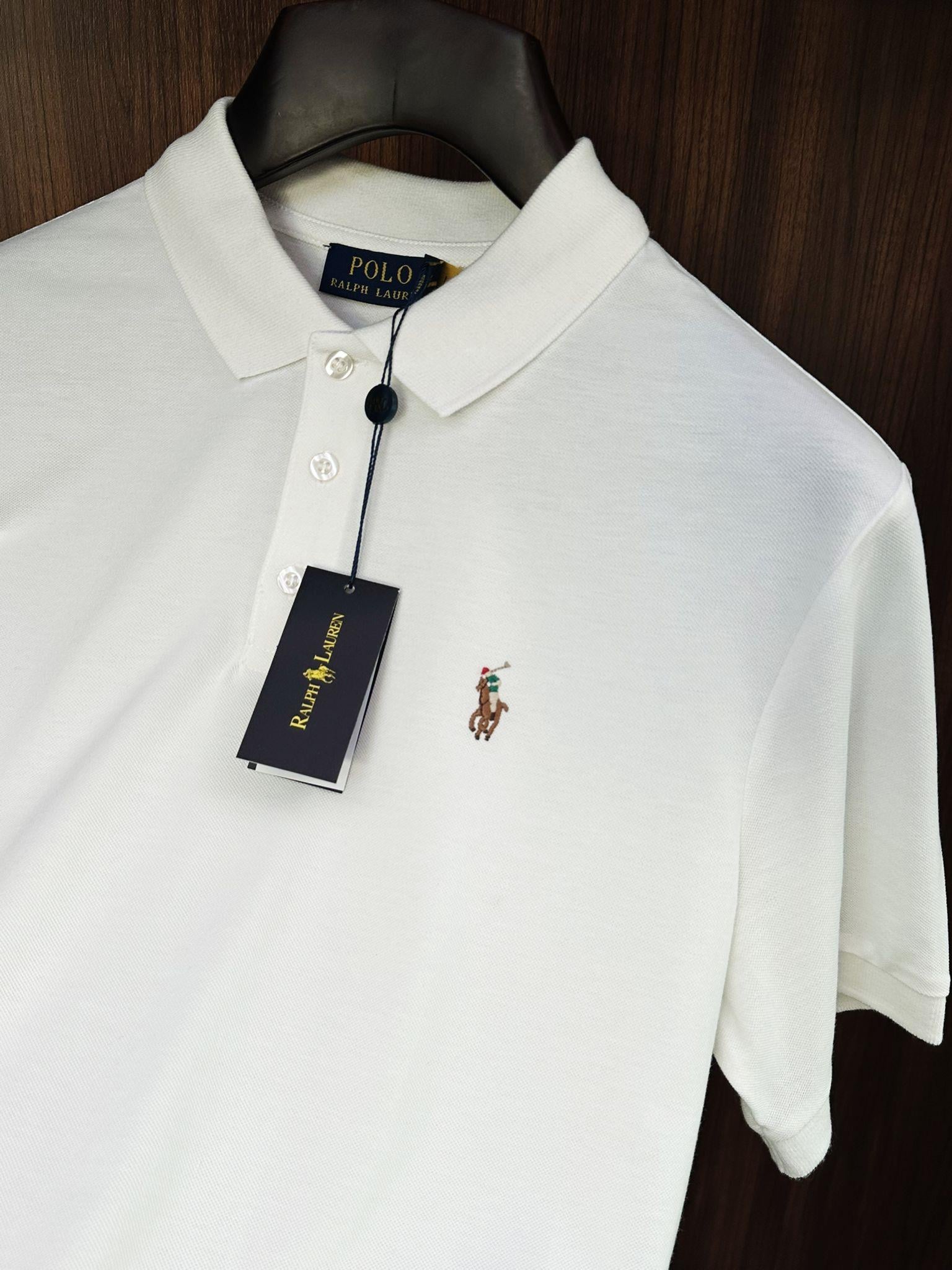 Göğüs Nakış Logolu Yakalı T-Shirt