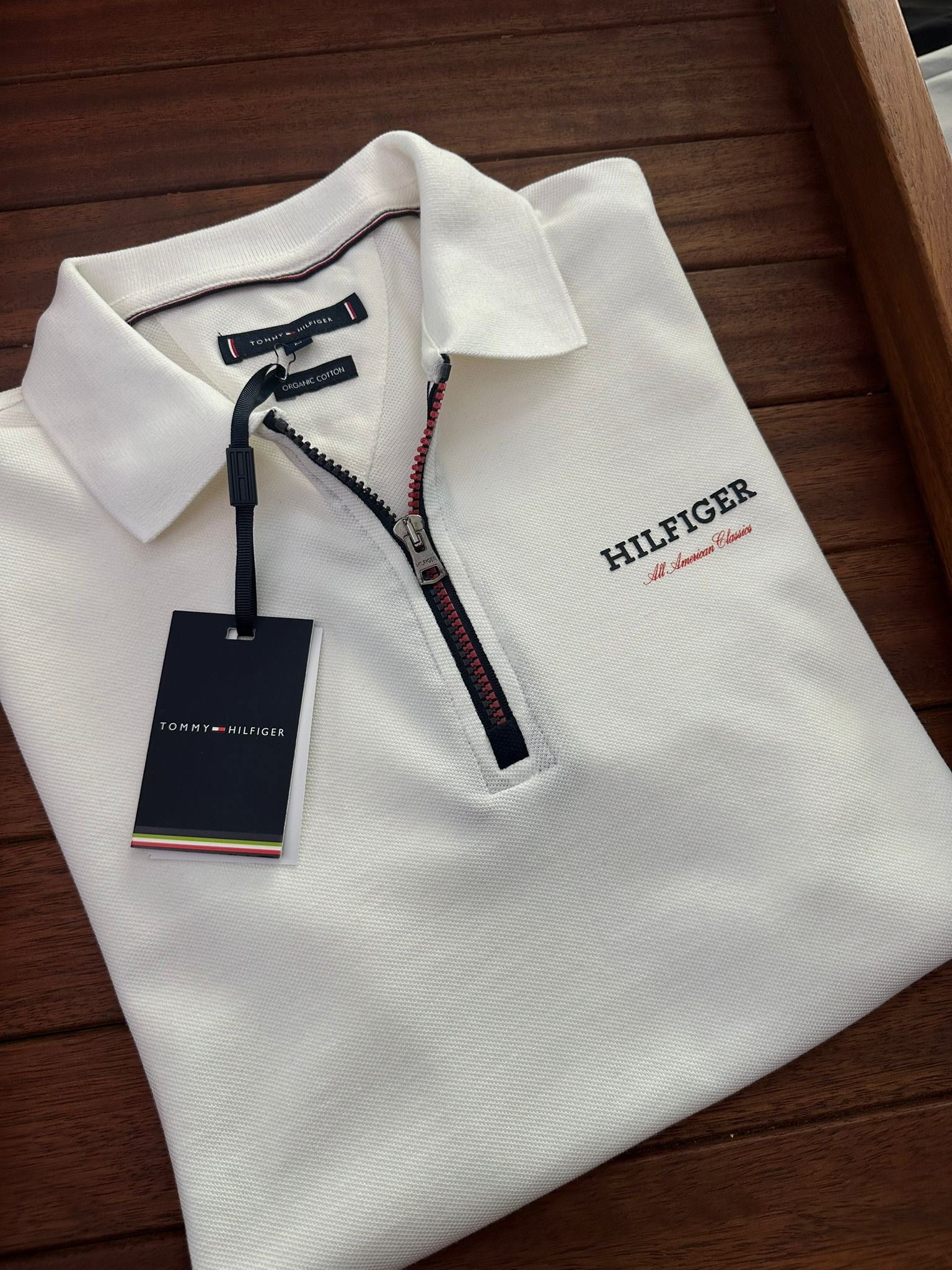 Göğüs Slikon Marka Yazılı Yakalı T-Shirt