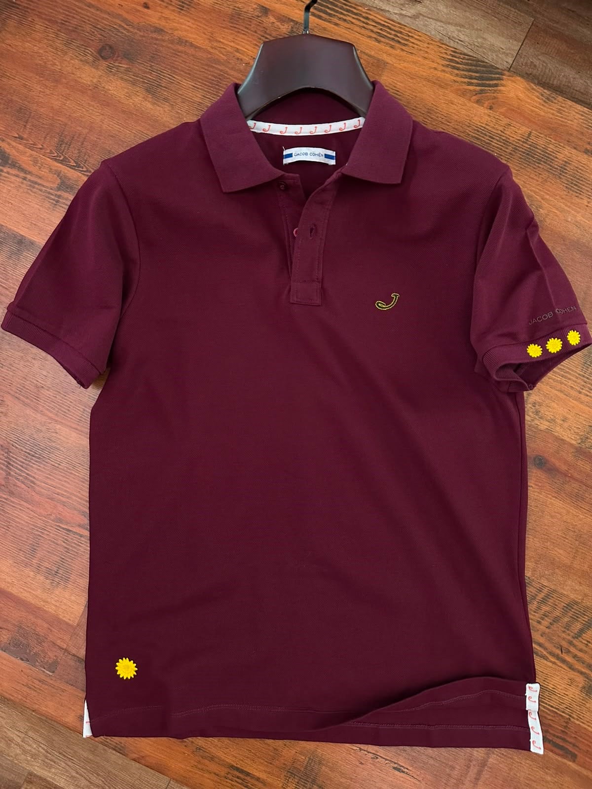 Kol Ve Göğüs Nakış Detaylı Yakalı T-Shirt