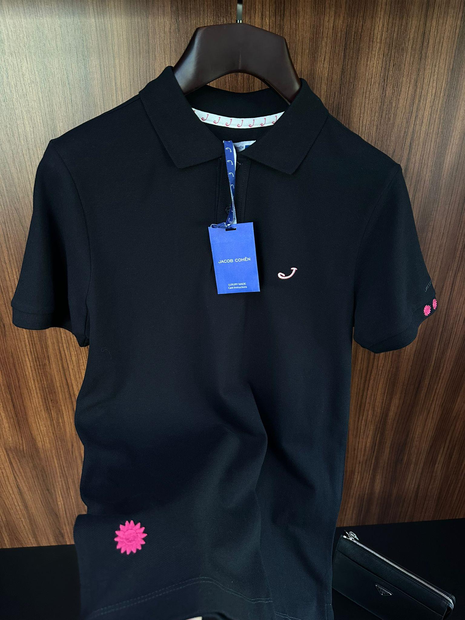 Kol Ve Göğüs Nakış Detaylı Yakalı T-Shirt