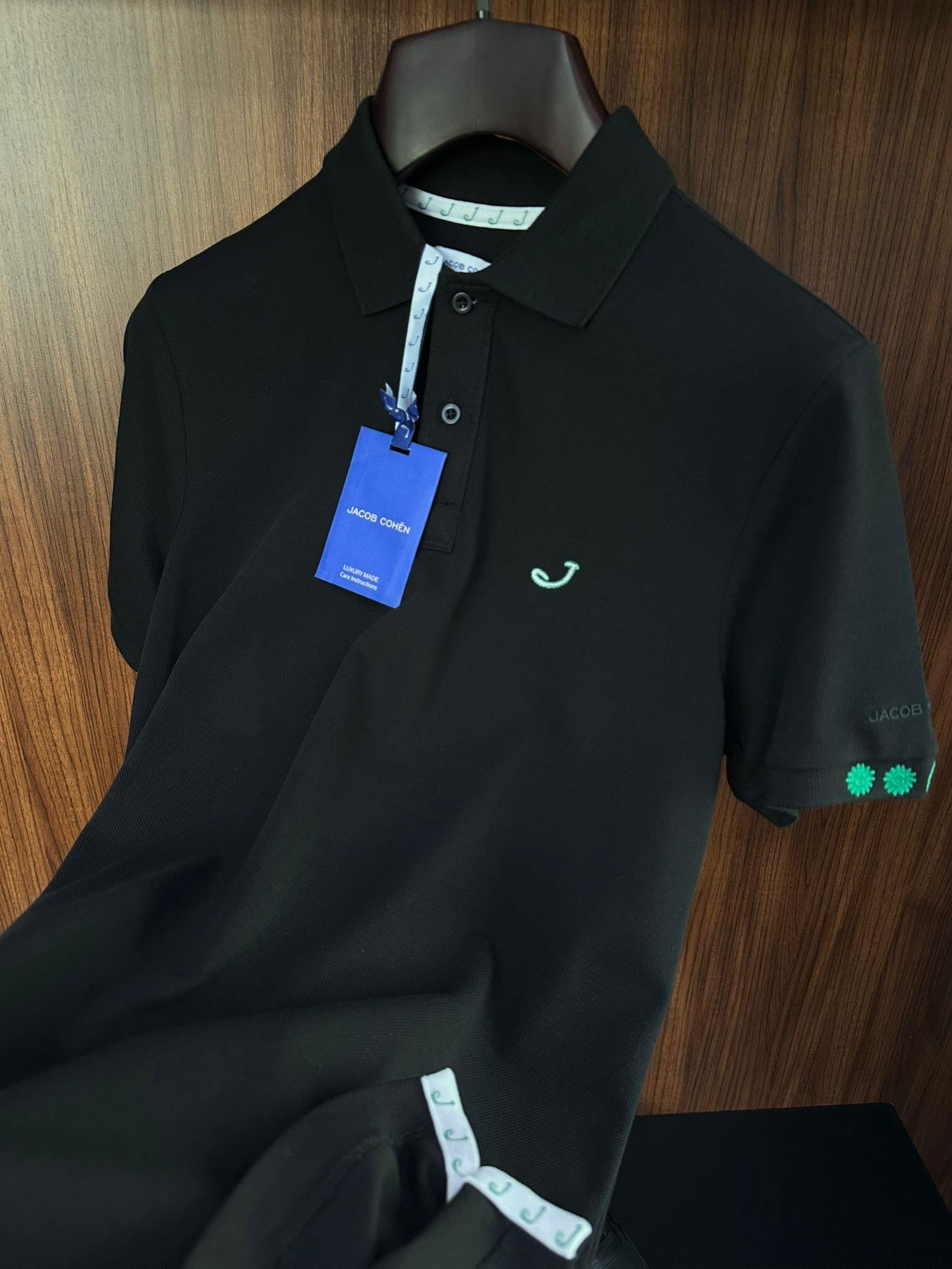 Kol Ve Göğüs Nakış Detaylı Yakalı T-Shirt