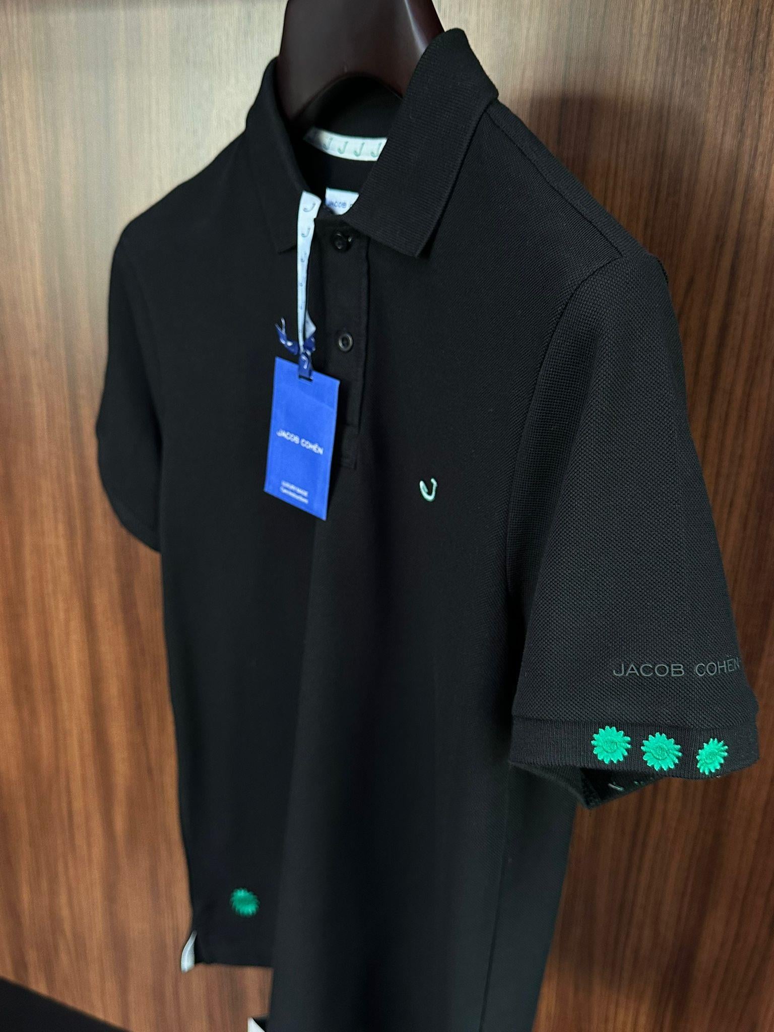 Kol Ve Göğüs Nakış Detaylı Yakalı T-Shirt