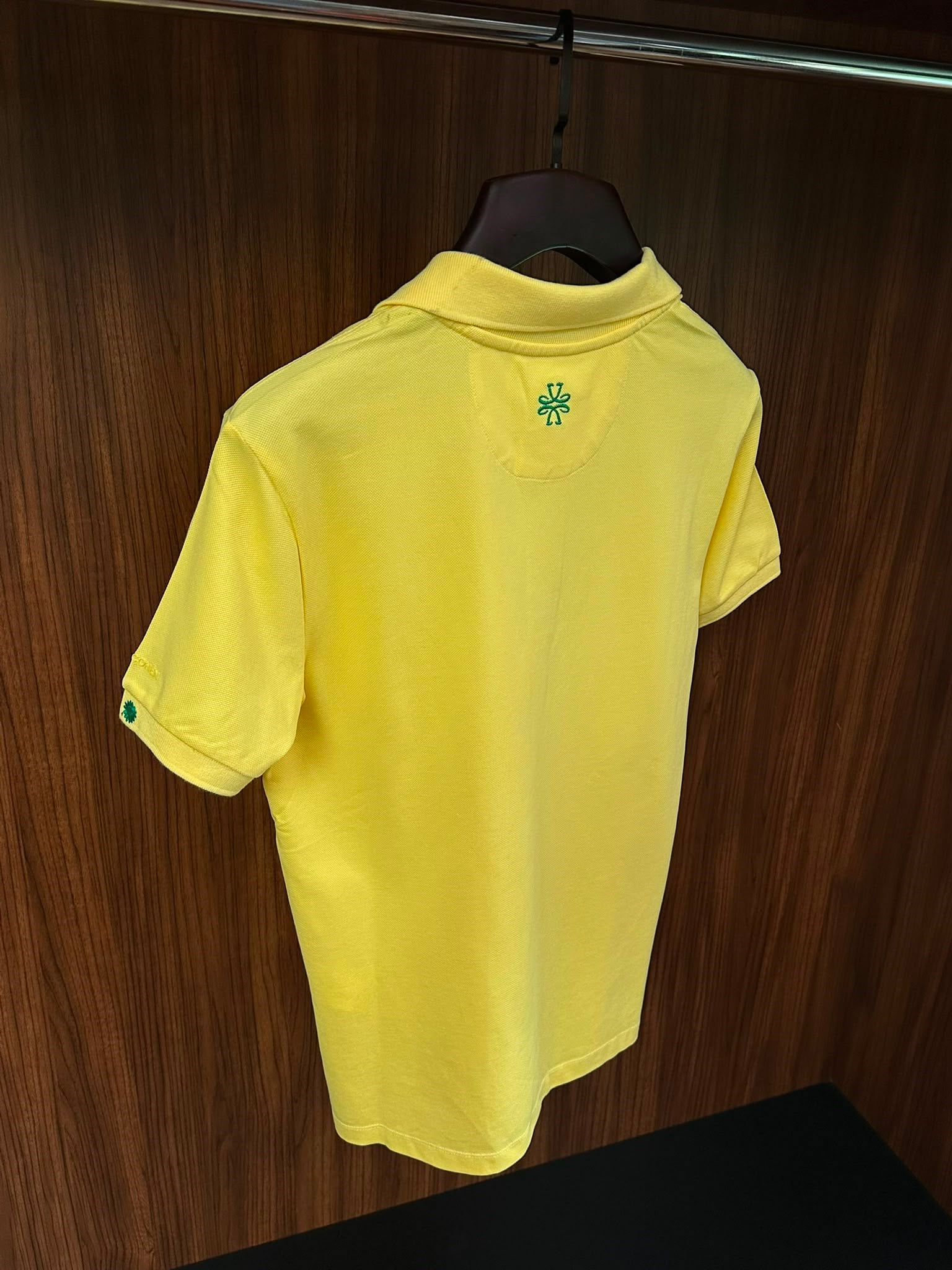 Kol Ve Göğüs Nakış Detaylı Yakalı T-Shirt