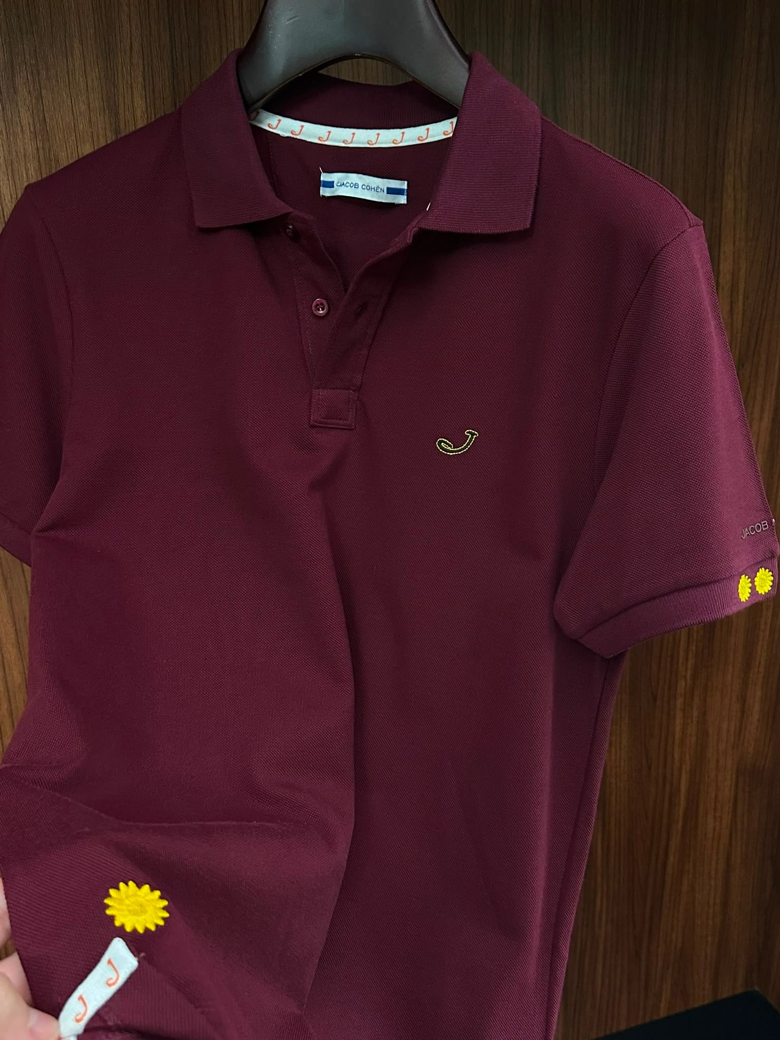 Kol Ve Göğüs Nakış Detaylı Yakalı T-Shirt