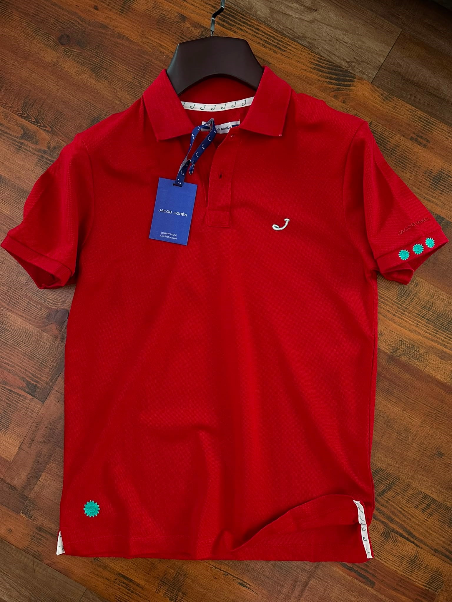 Kol Ve Göğüs Nakış Detaylı Yakalı T-Shirt