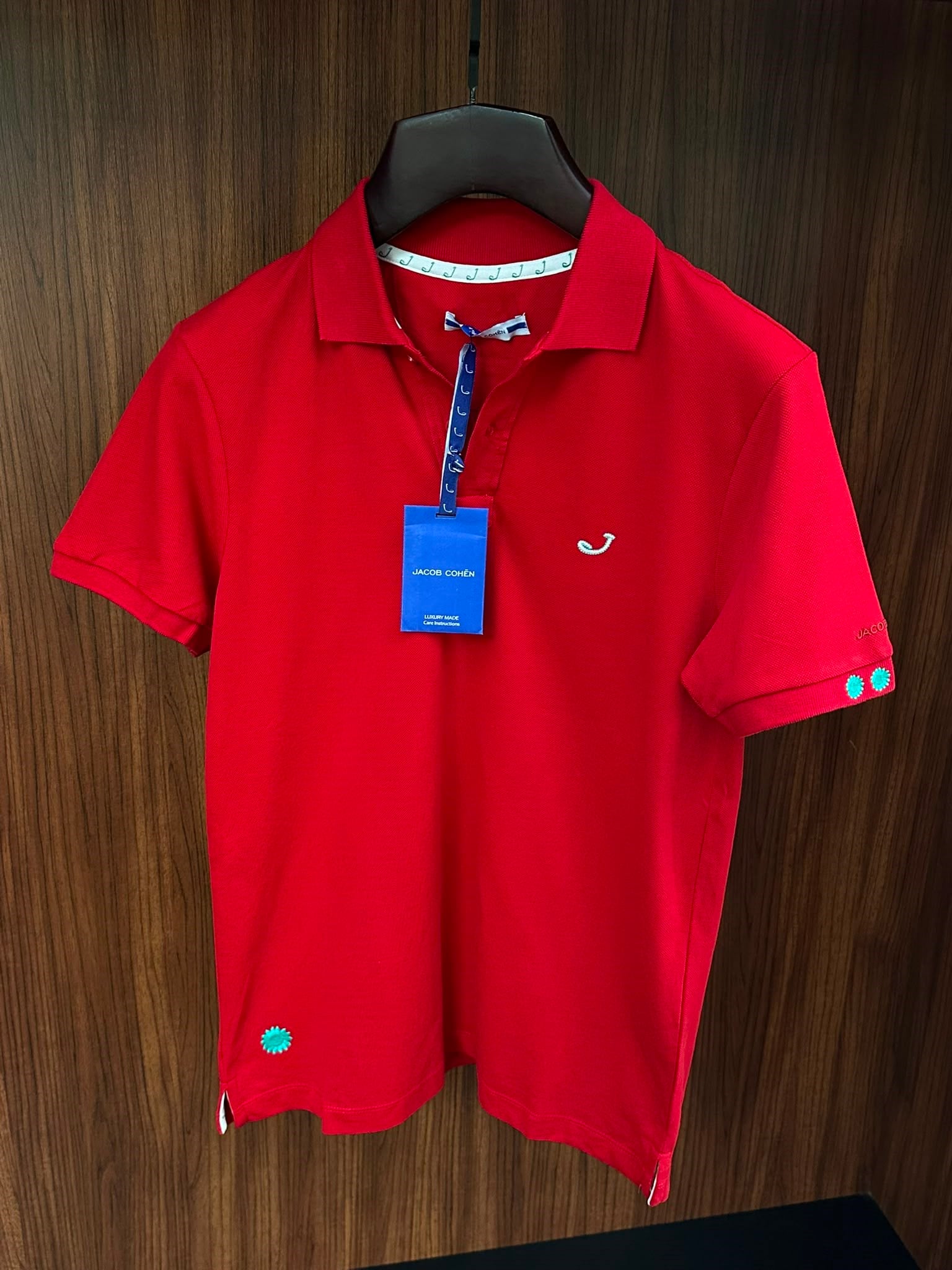 Kol Ve Göğüs Nakış Detaylı Yakalı T-Shirt