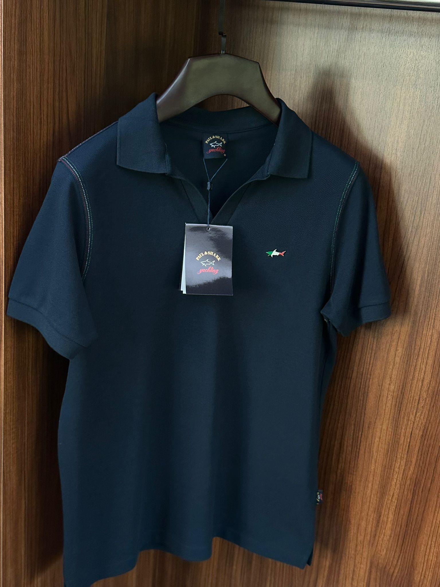 Metal Logolu Pike Kumaş Yakalı T-Shirt