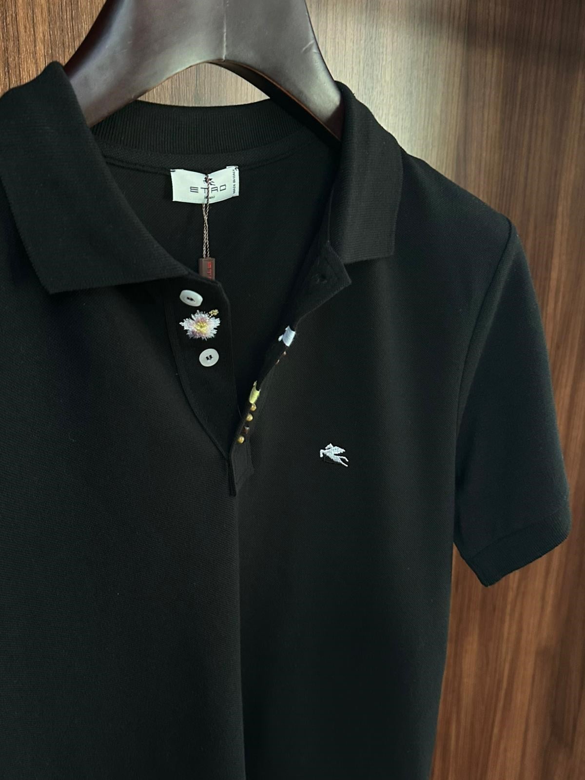 Nakış Armalı Boncuk Detaylı Yakalı T-Shirt