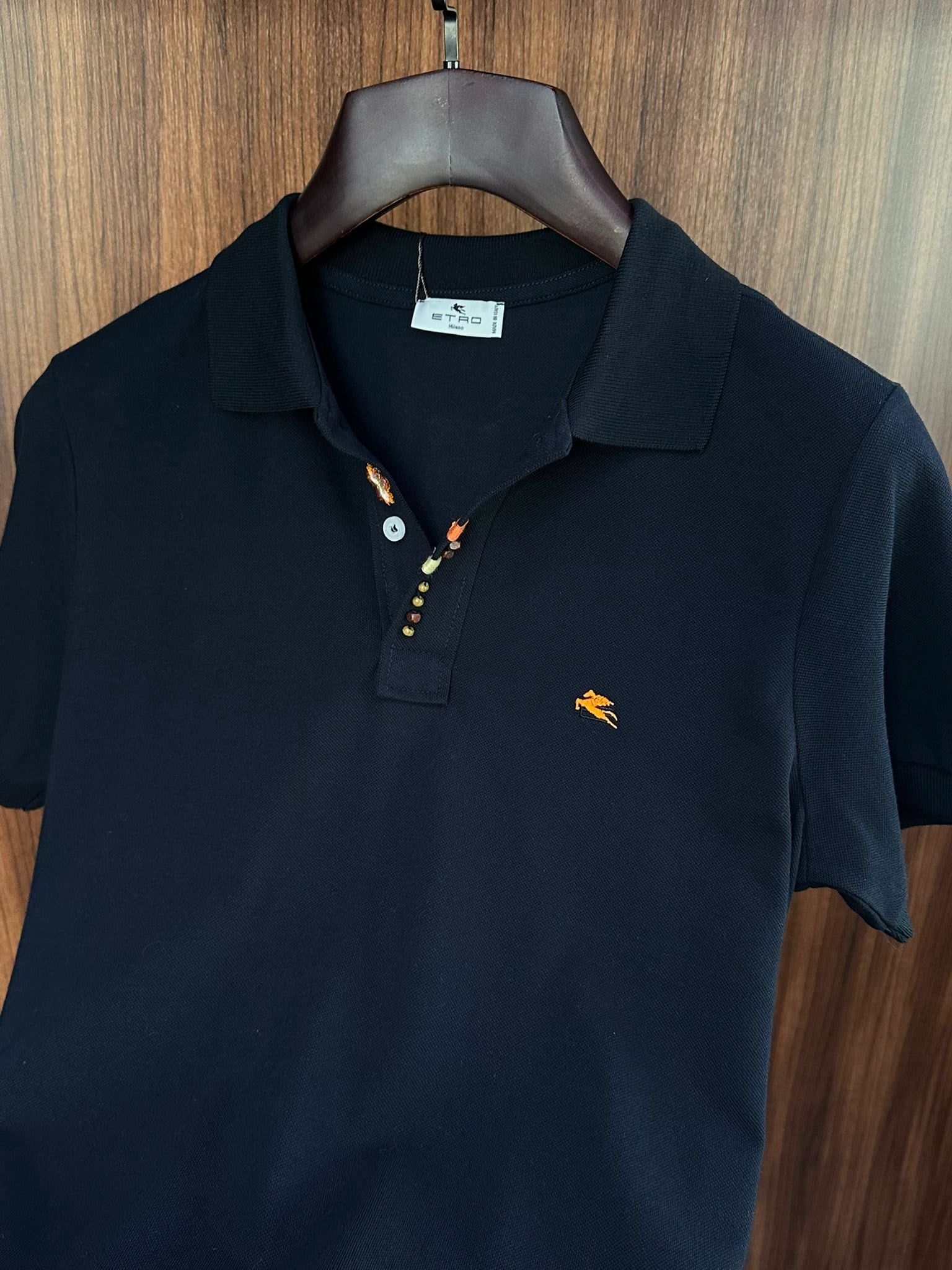 Nakış Armalı Boncuk Detaylı Yakalı T-Shirt