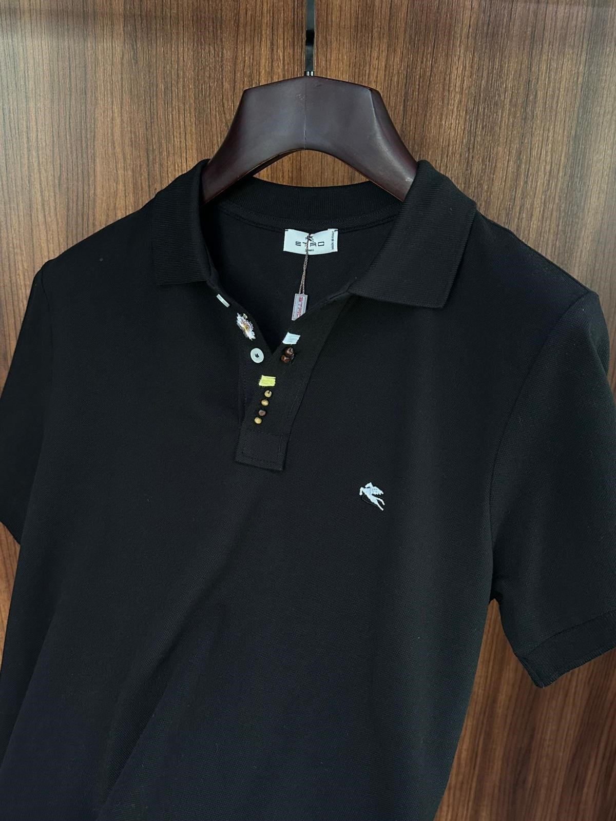 Nakış Armalı Boncuk Detaylı Yakalı T-Shirt