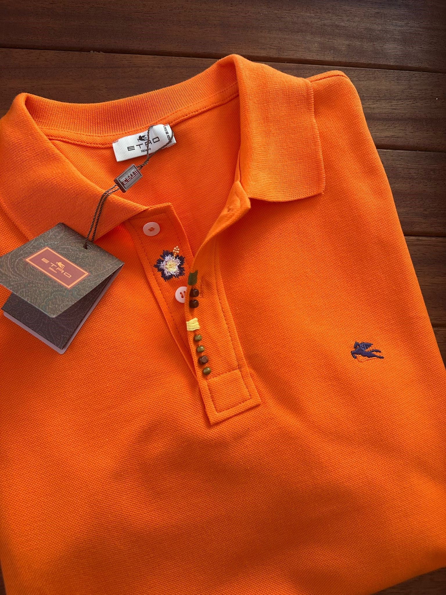 Nakış Armalı Boncuk Detaylı Yakalı T-Shirt