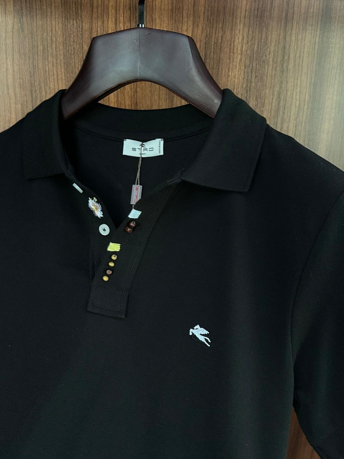 Nakış Armalı Boncuk Detaylı Yakalı T-Shirt