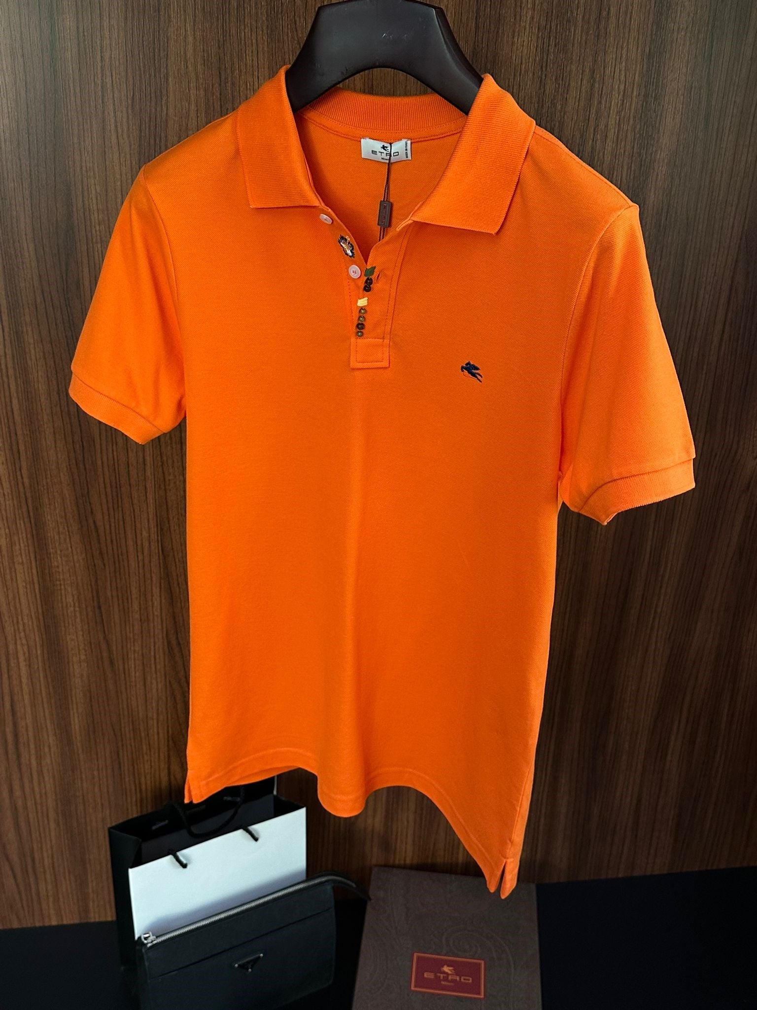 Nakış Armalı Boncuk Detaylı Yakalı T-Shirt