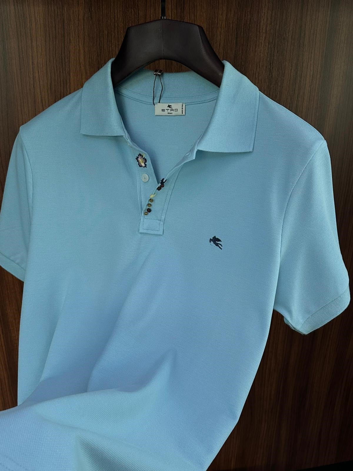 Nakış Armalı Boncuk Detaylı Yakalı T-Shirt