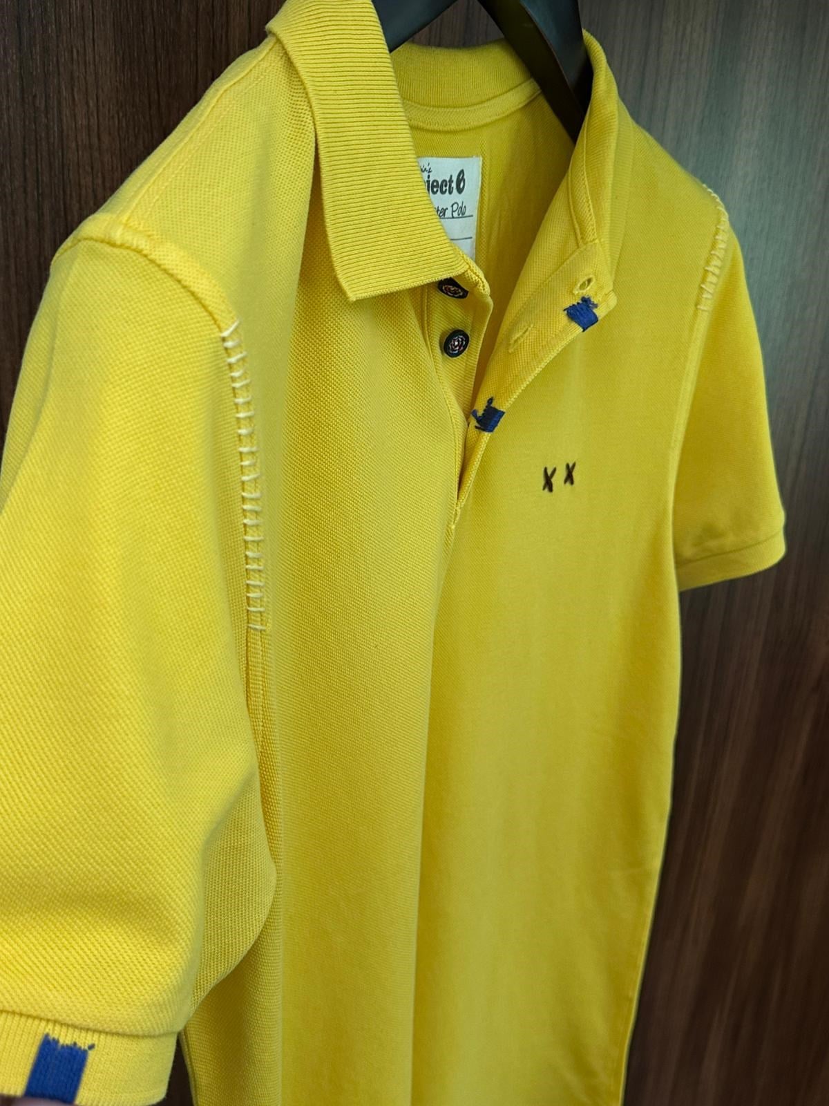Nakış Logolu Tahta Düğmeli Yakalı T-Shirt