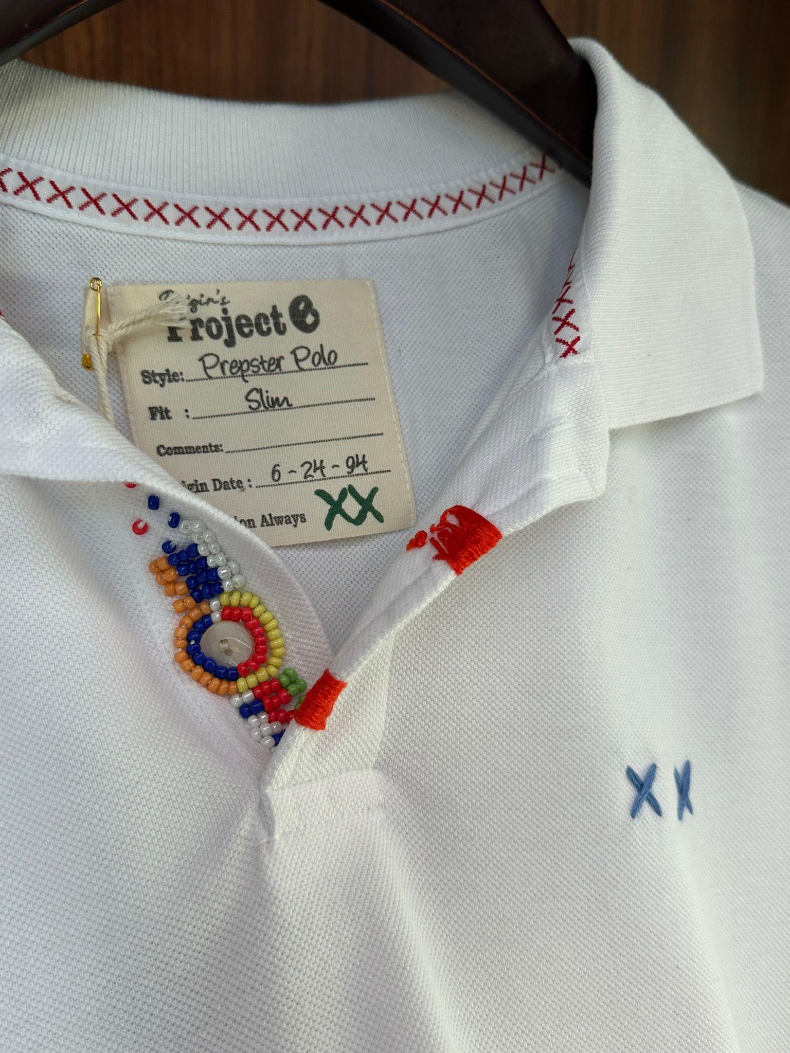 Nakış Logolu Yaka Boncuk Detaylı T-Shirt
