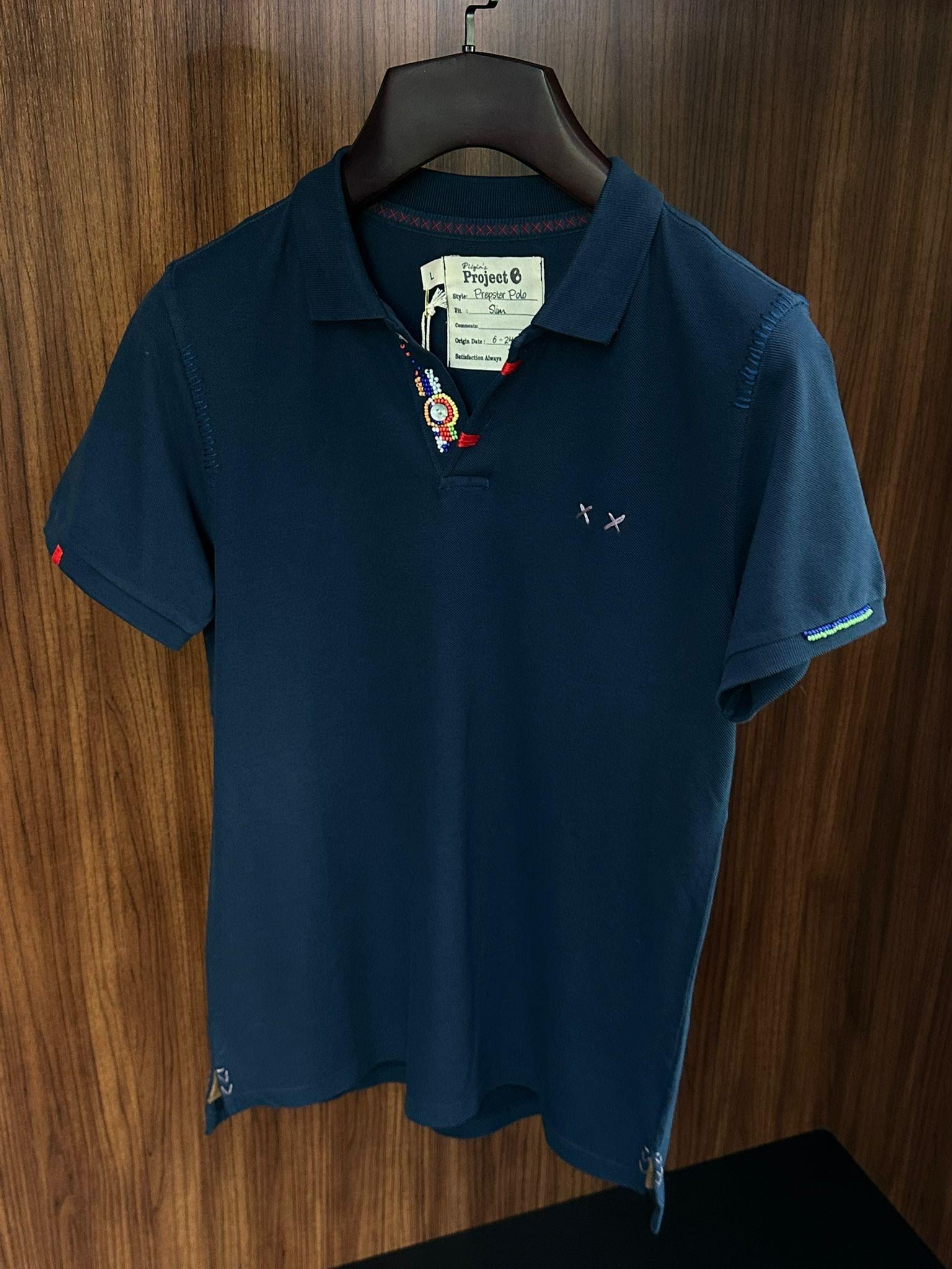 Nakış Logolu Yaka Boncuk Detaylı T-Shirt