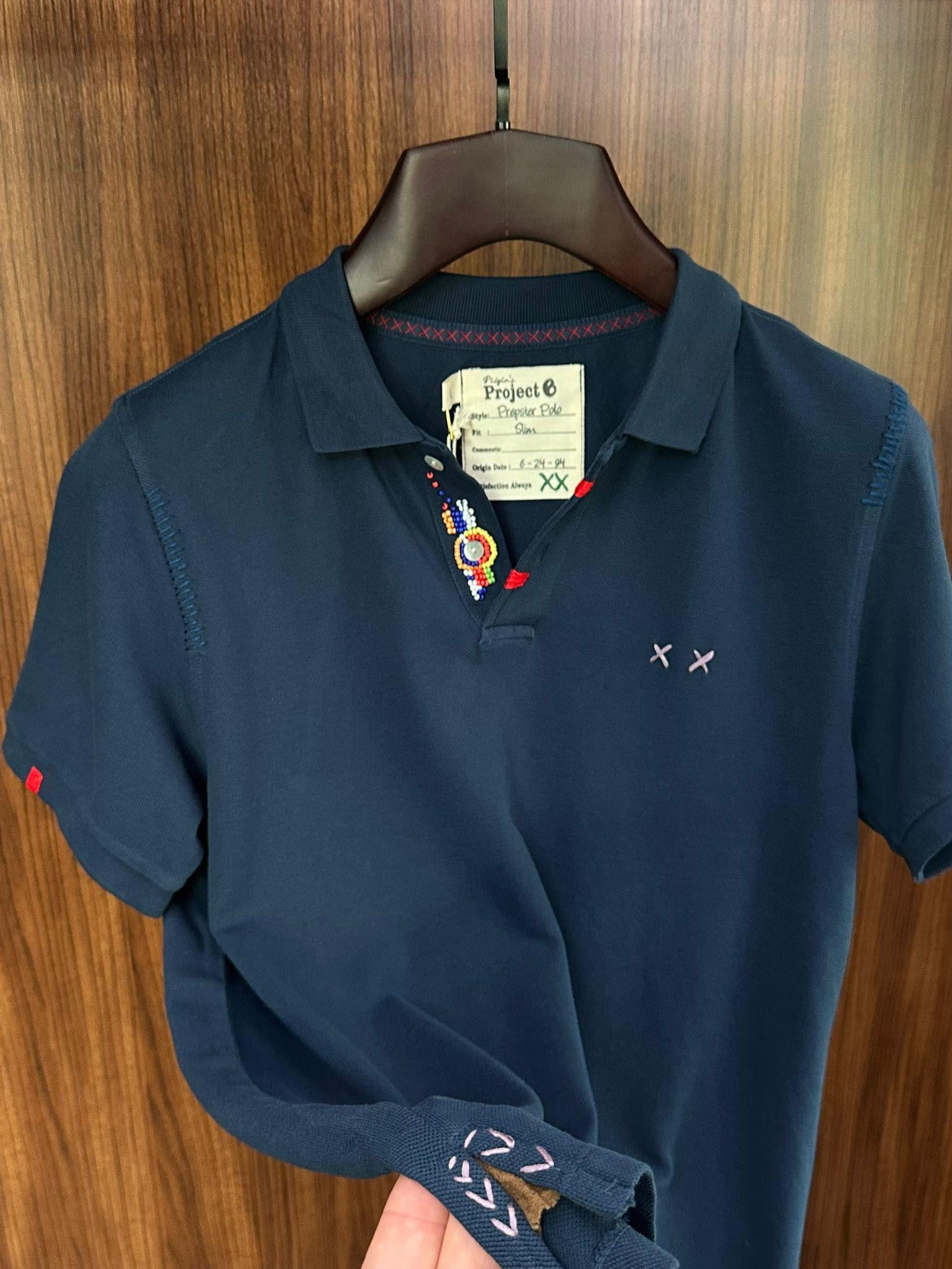 Nakış Logolu Yaka Boncuk Detaylı T-Shirt