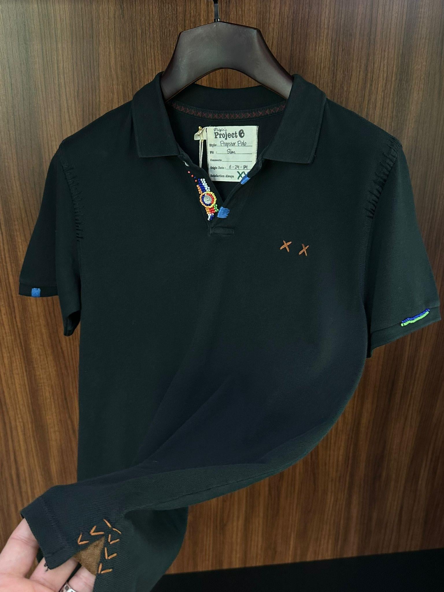 Nakış Logolu Yaka Boncuk Detaylı T-Shirt